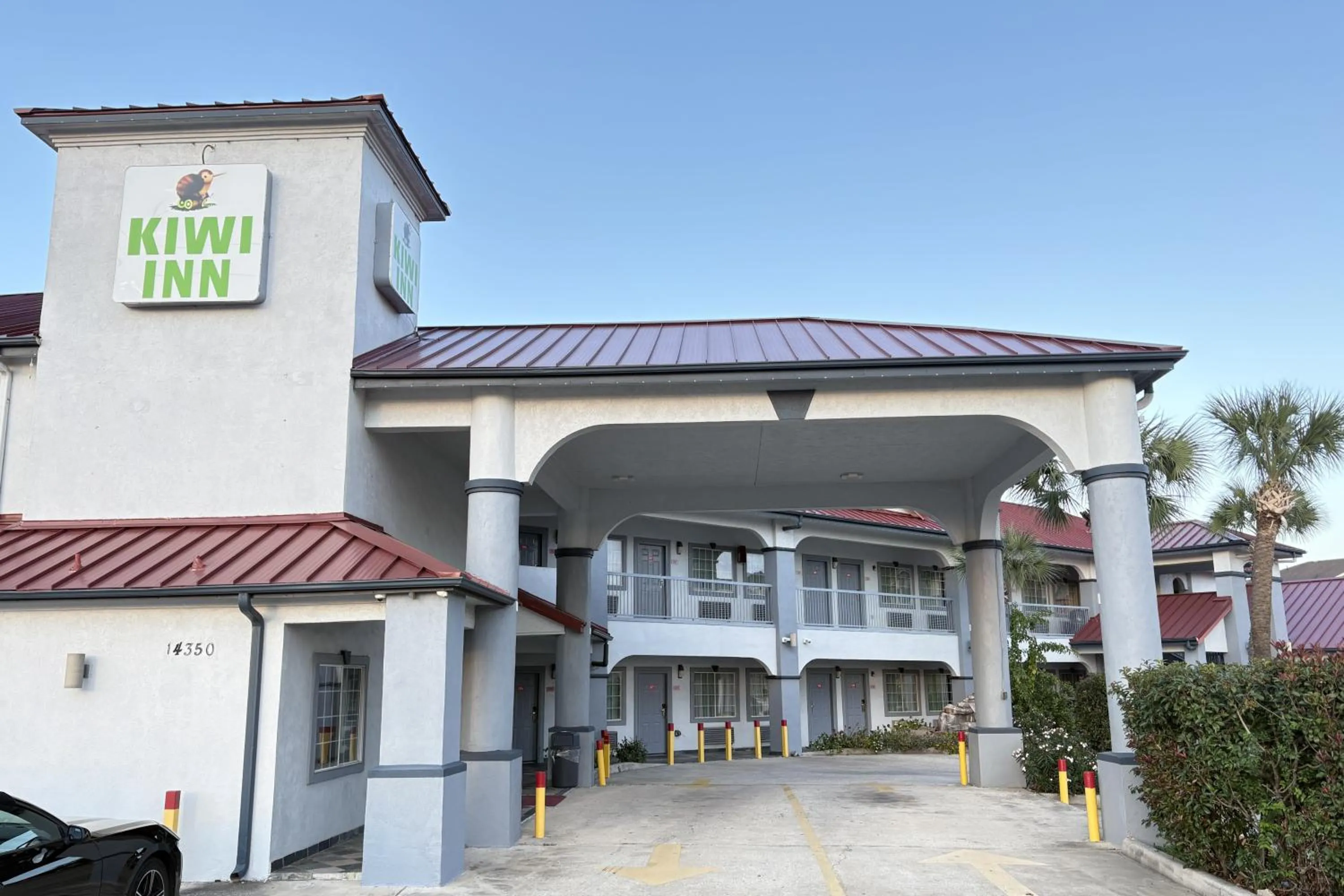 Property building in Kiwi Inn Capital O Houston - Hwy 249