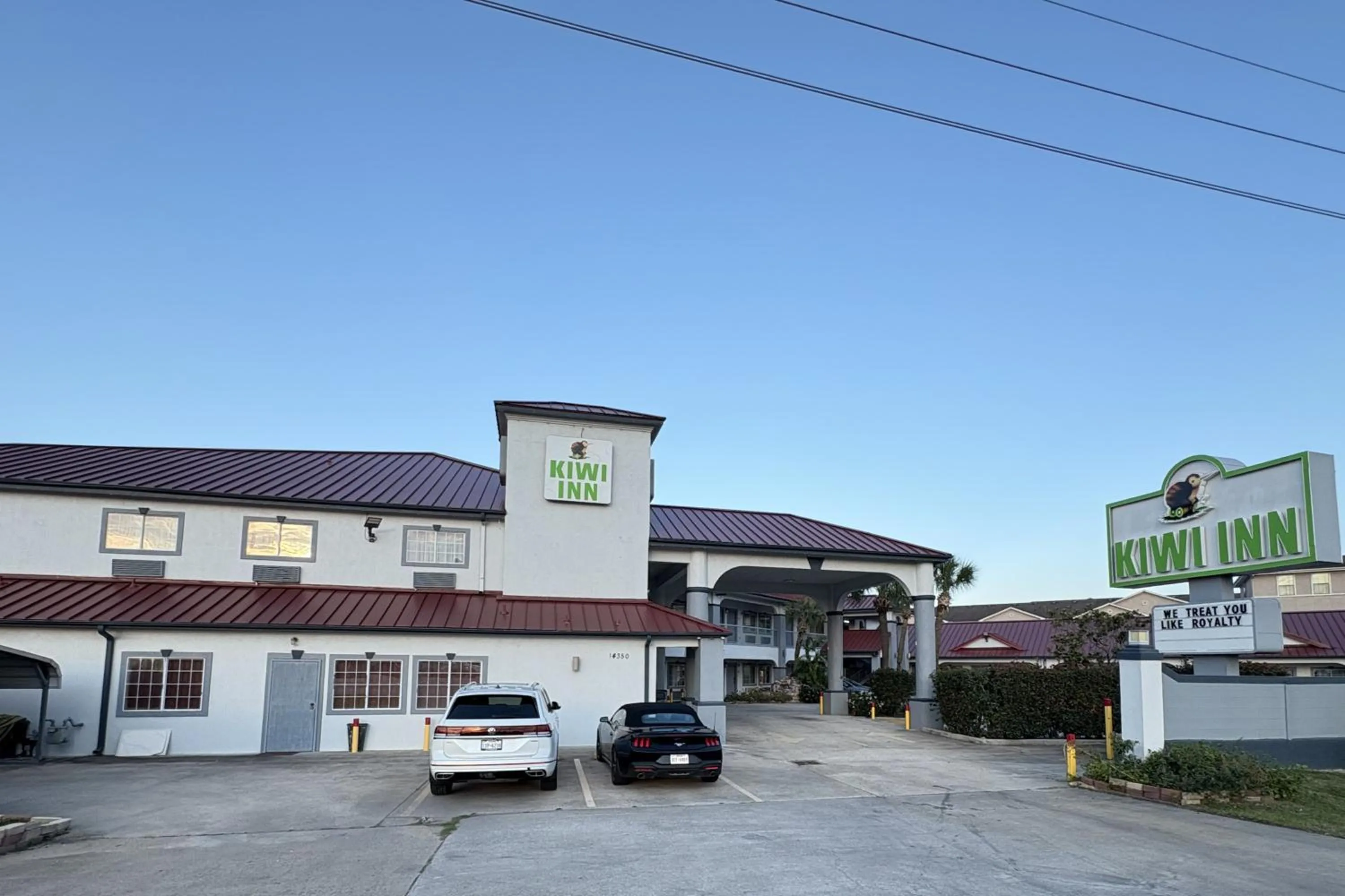 Property building in Kiwi Inn Capital O Houston - Hwy 249
