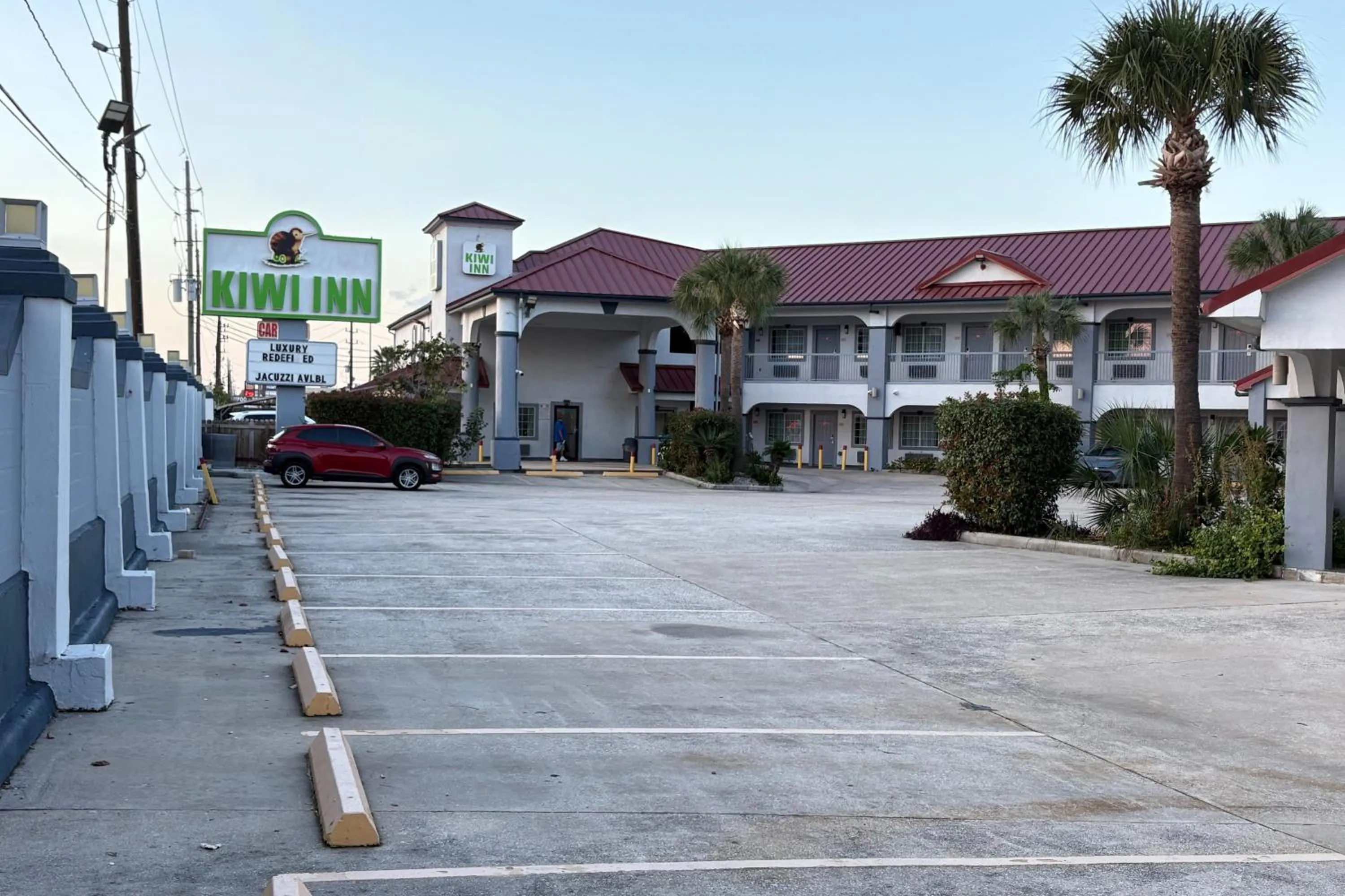 Facade/entrance in Kiwi Inn Capital O Houston - Hwy 249