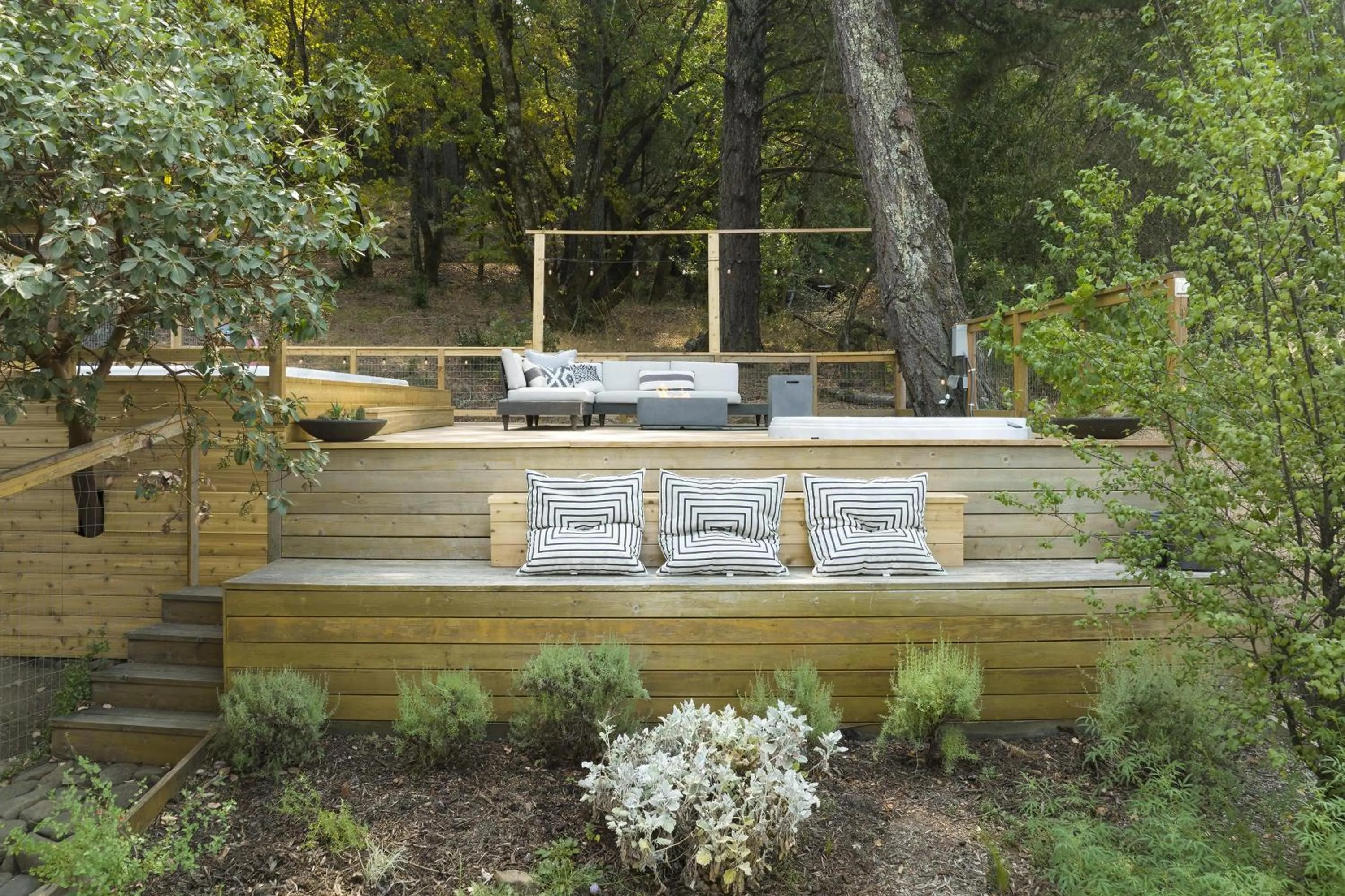 Property building in The Calistoga Cottage Wooded And Sunny 5 Mins To Downtown