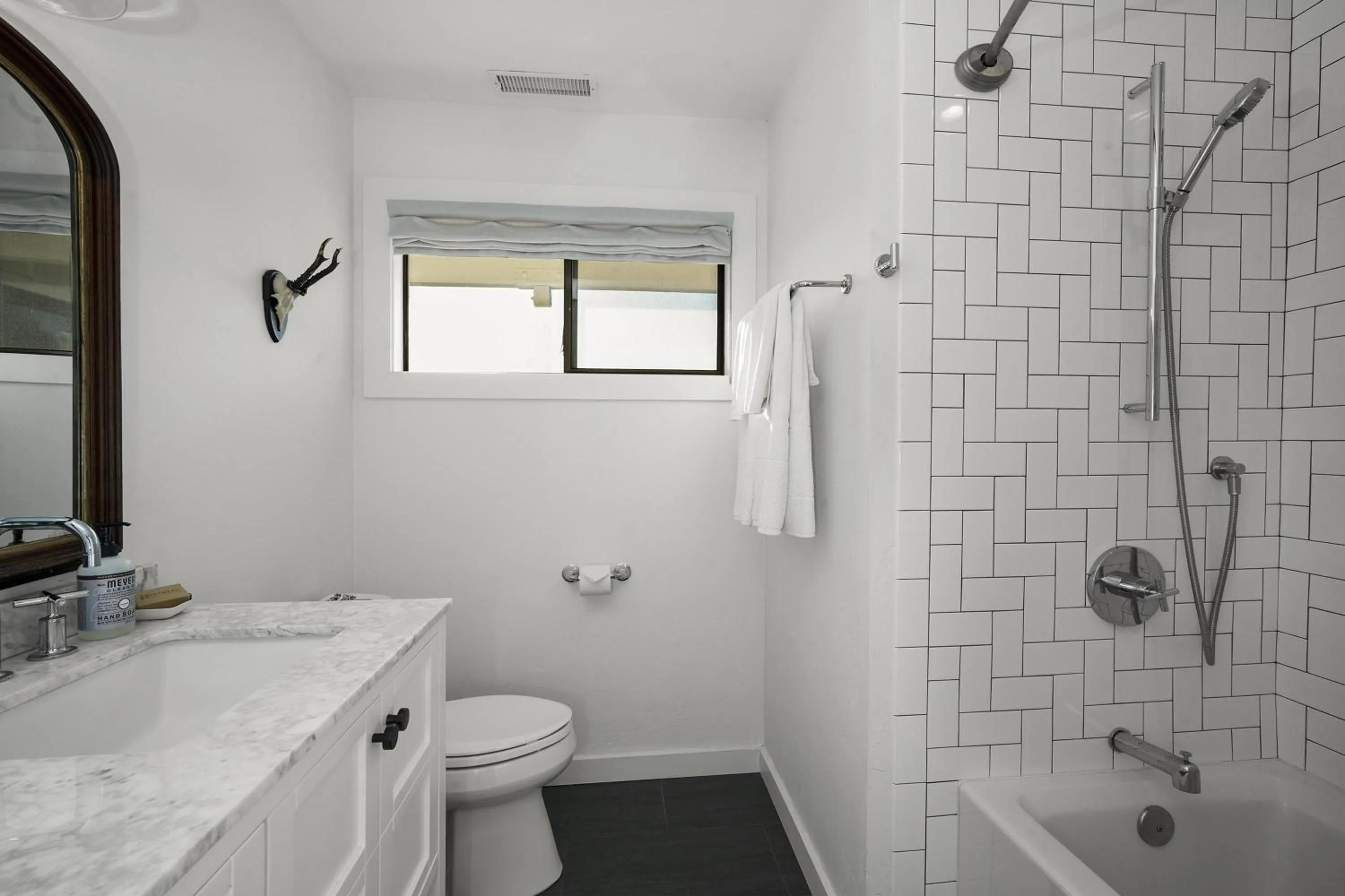 Property building in The Calistoga Cottage Wooded And Sunny 5 Mins To Downtown