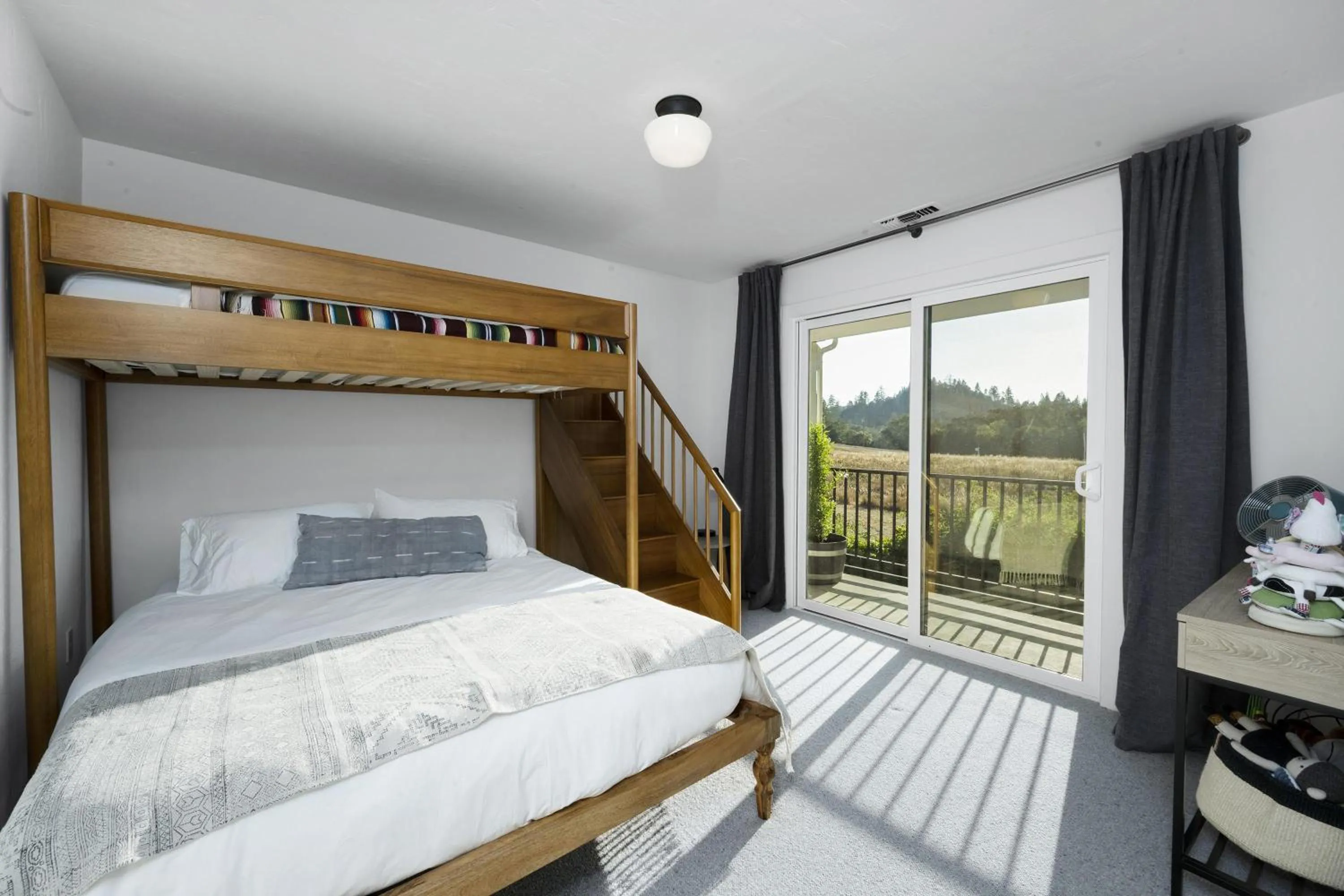 Property building, Bed in The Calistoga Cottage Wooded And Sunny 5 Mins To Downtown