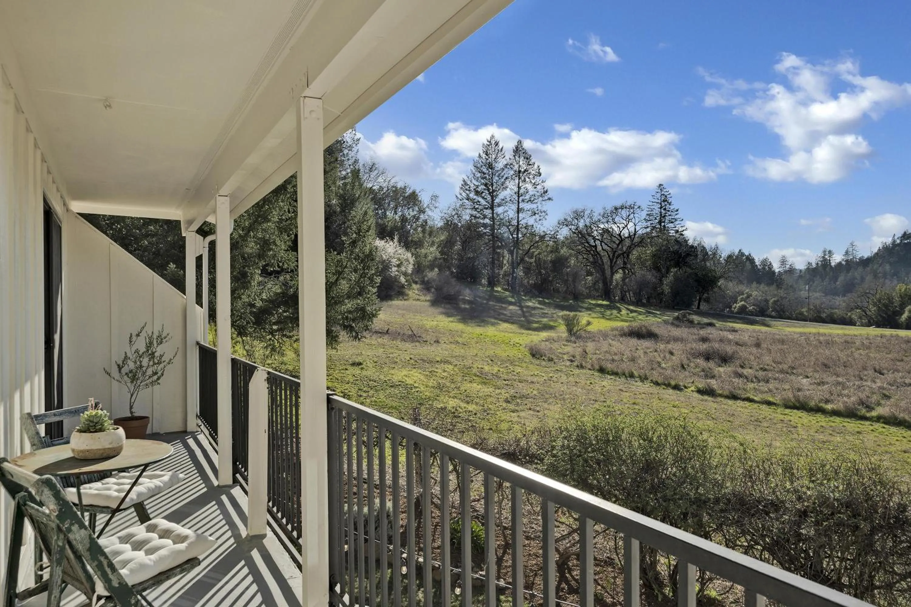 Property building in The Calistoga Cottage Wooded And Sunny 5 Mins To Downtown