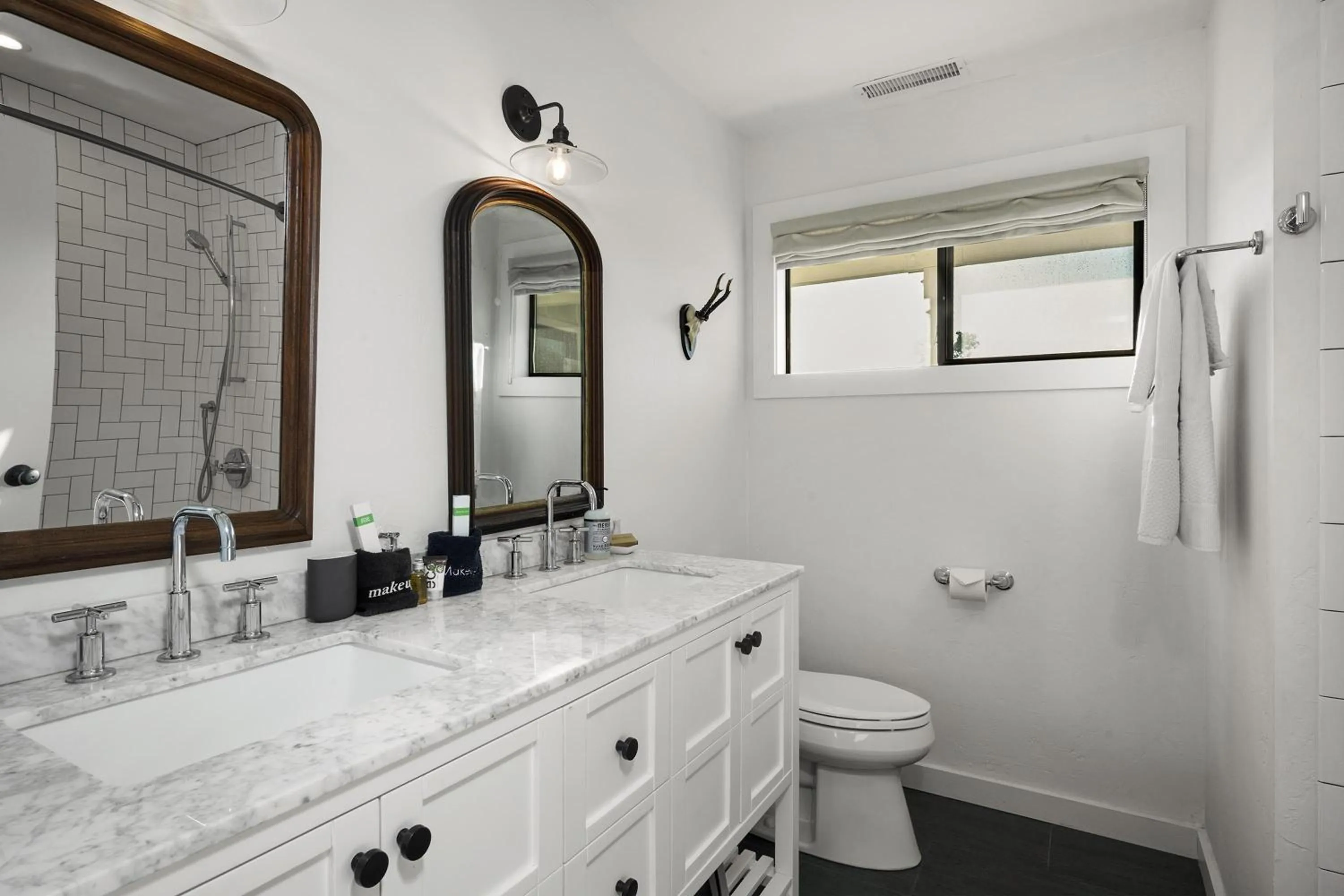 Property building in The Calistoga Cottage Wooded And Sunny 5 Mins To Downtown