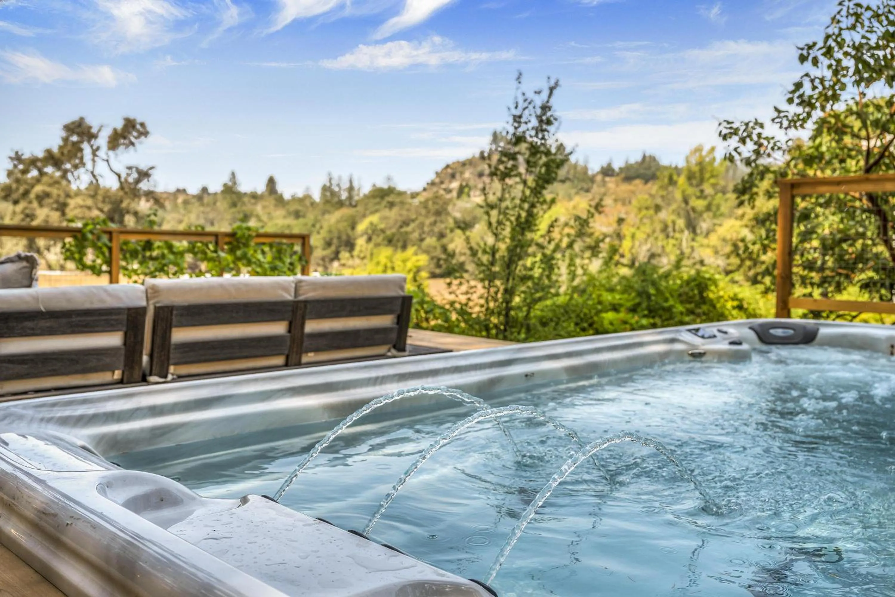 Property building in The Calistoga Cottage Wooded And Sunny 5 Mins To Downtown