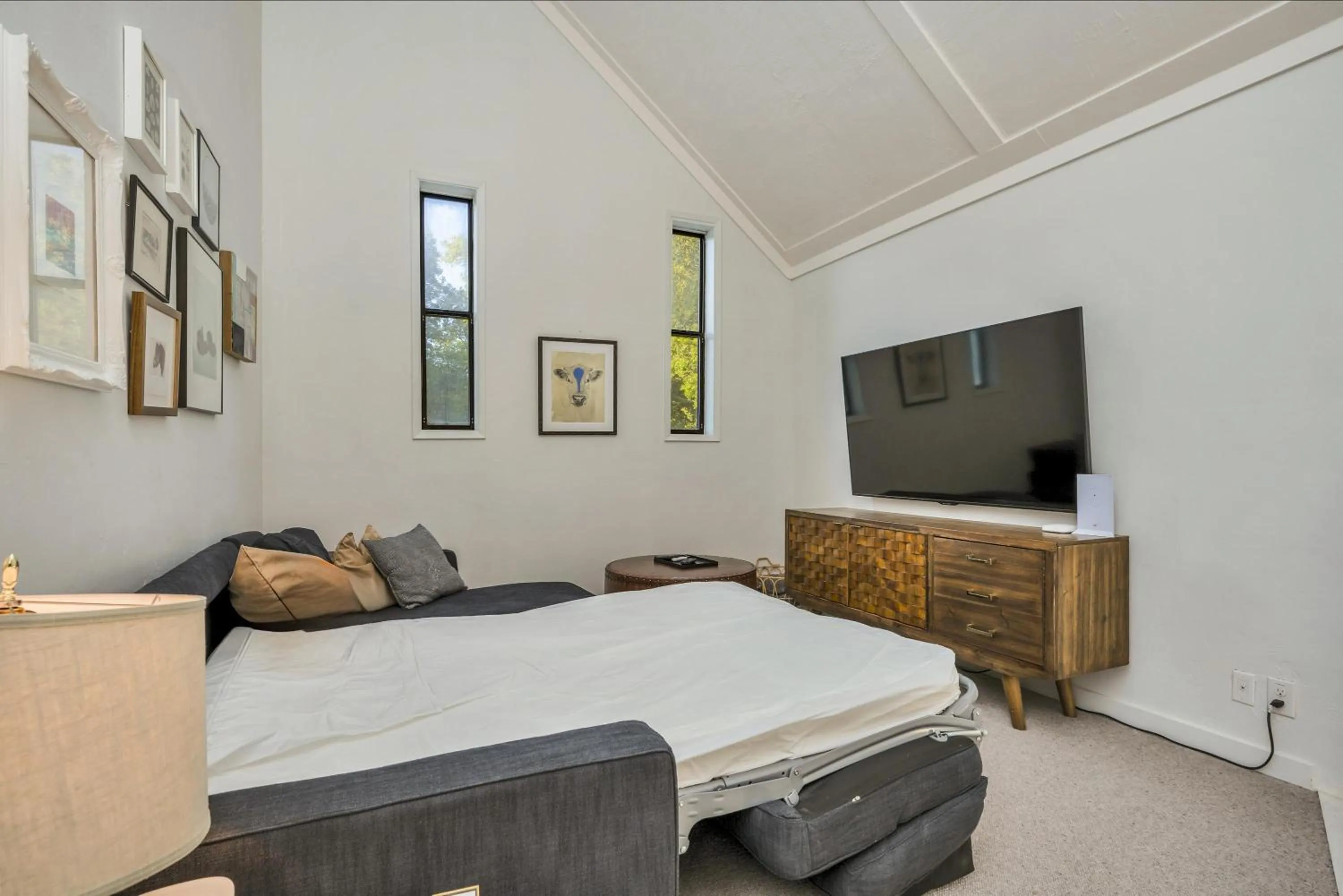 Property building, Bed in The Calistoga Cottage Wooded And Sunny 5 Mins To Downtown