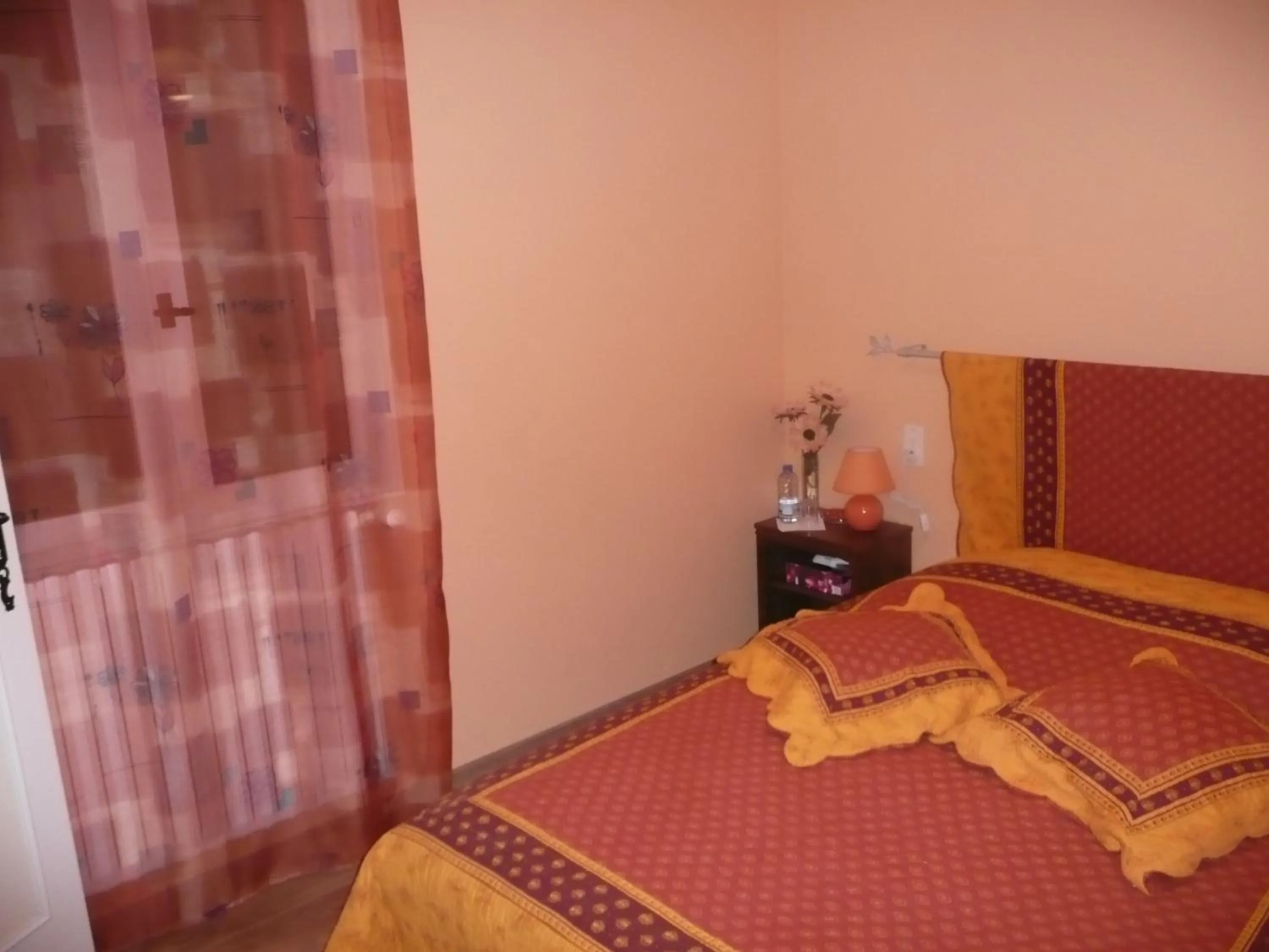 Bed in CHAMBRES D'HÔTES CLIMATISÉES avec CUISINE d'ÉTÉ "VILLA GOUR du PEYROL"