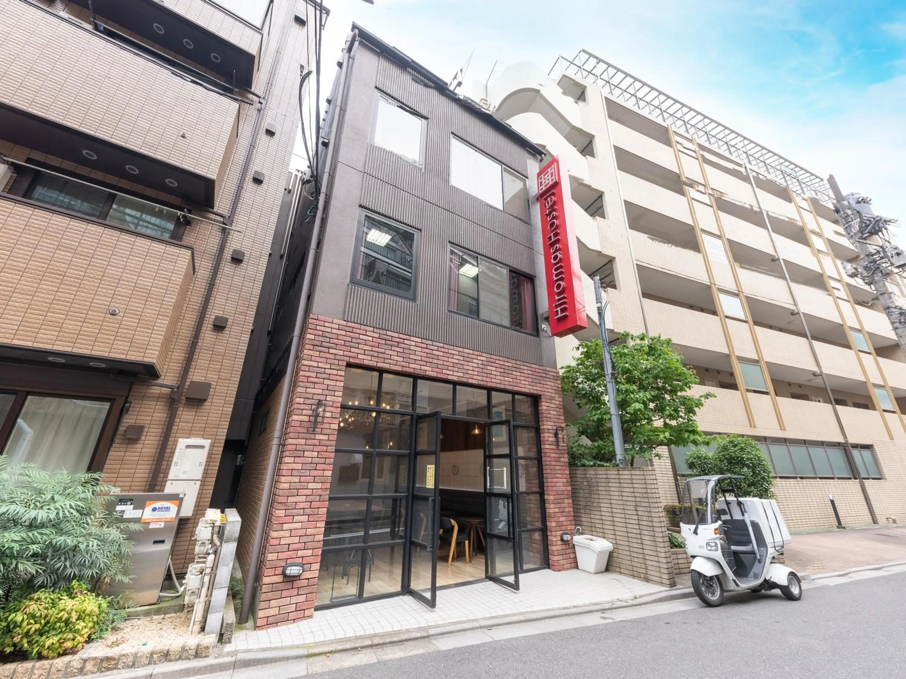 Property building in Hiromas Hostel in Ueno