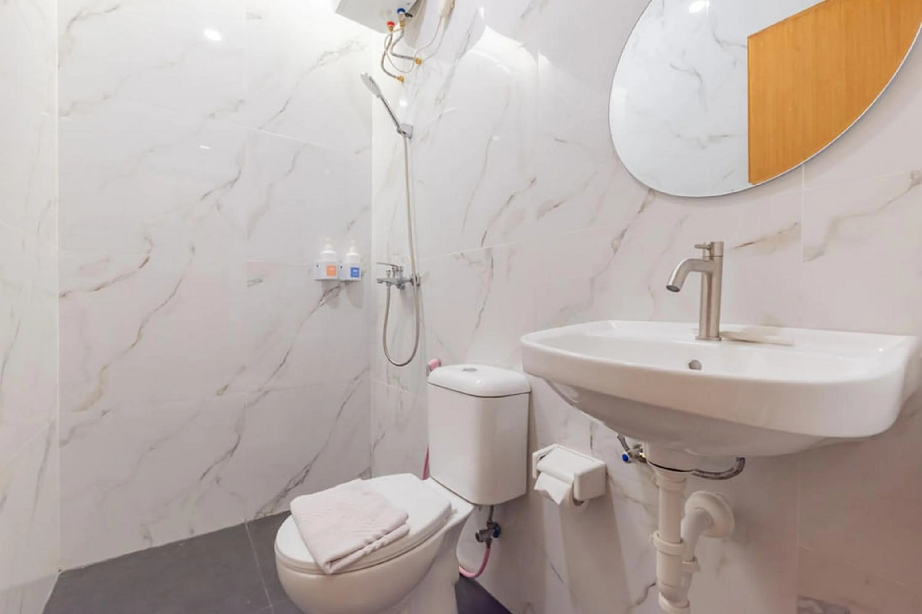 Bathroom in Sans Hotel Suryakencana Bogor