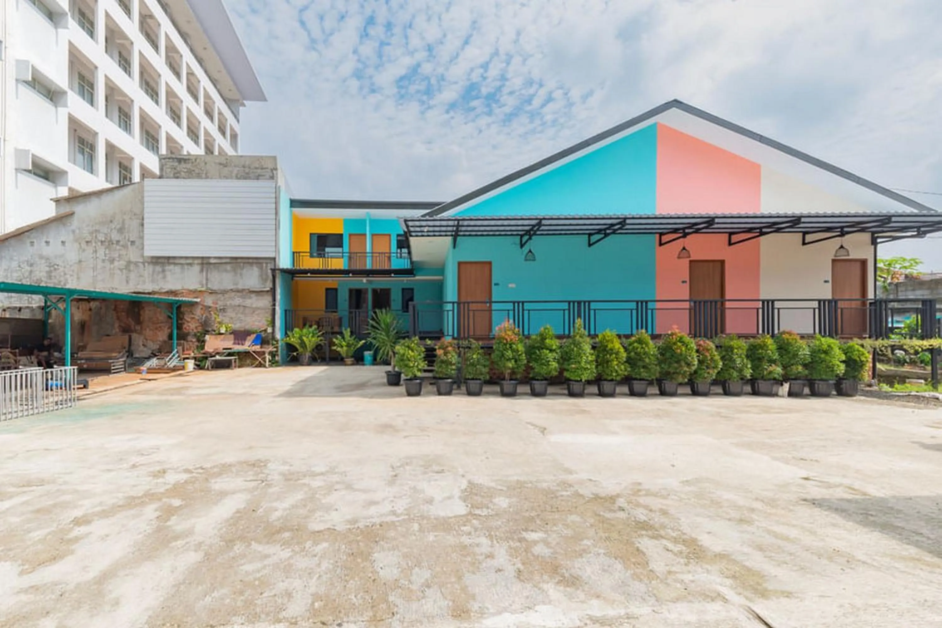 Facade/entrance in Sans Hotel Suryakencana Bogor