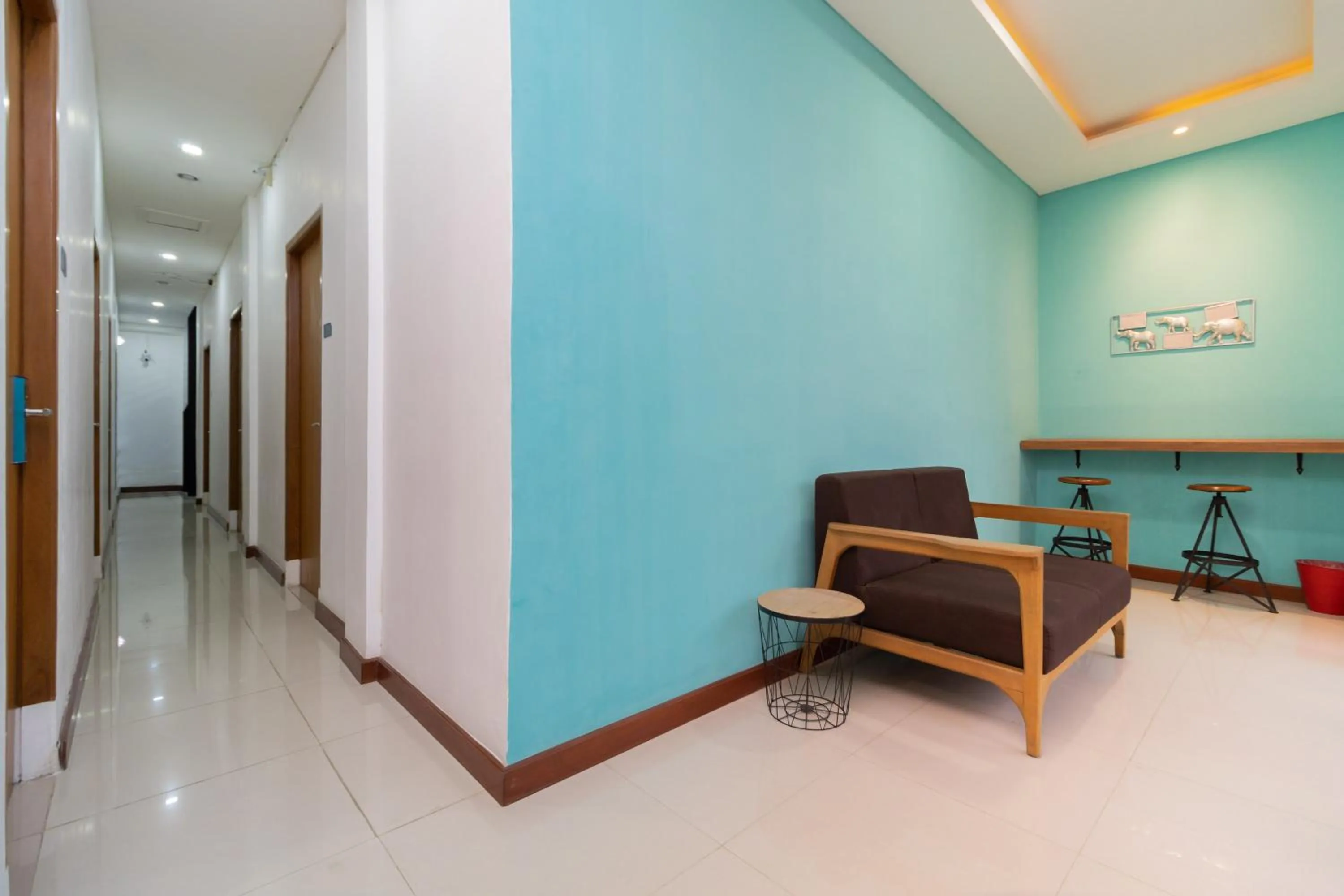 Seating area in Sans Hotel Suryakencana Bogor