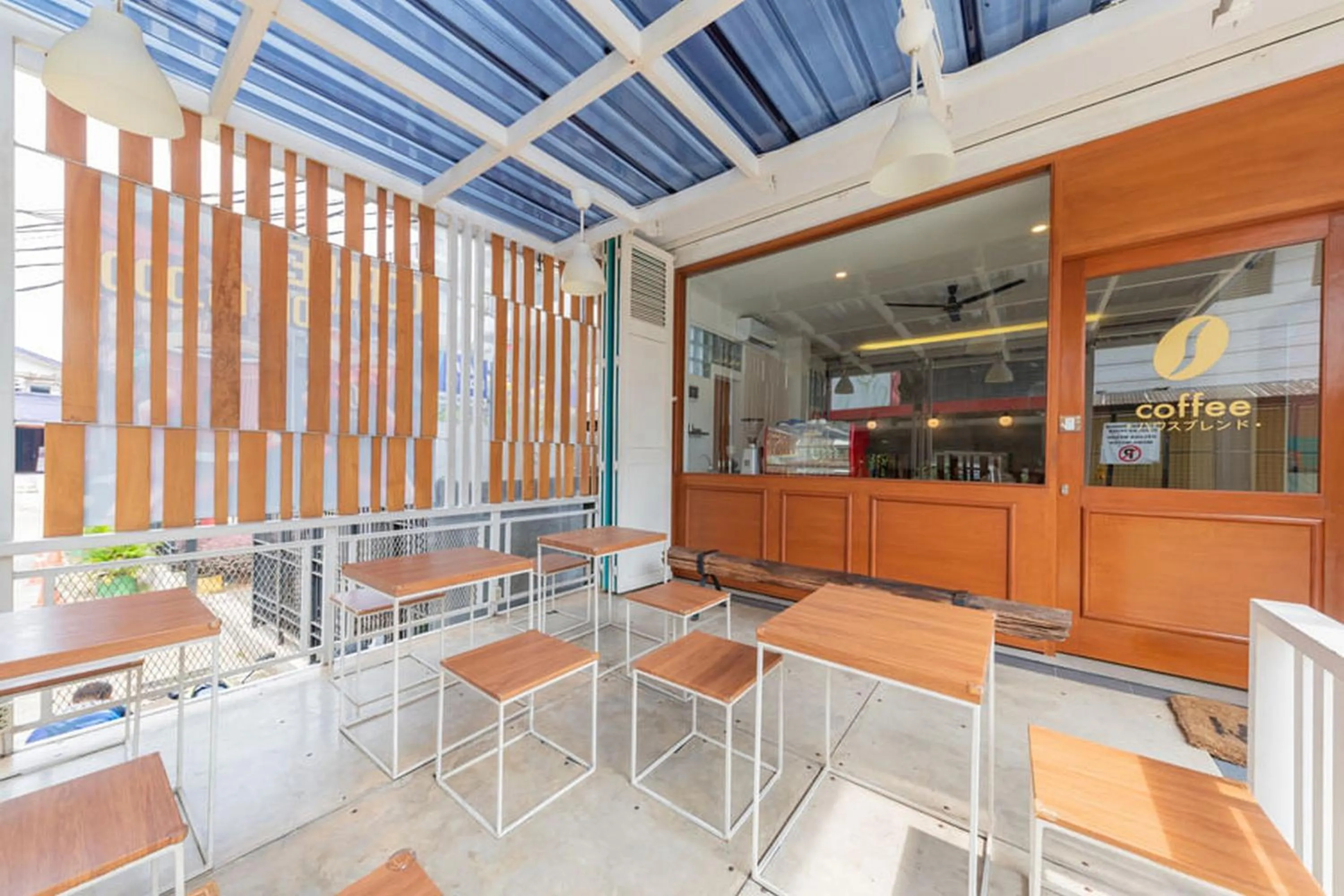 Seating area in Sans Hotel Suryakencana Bogor