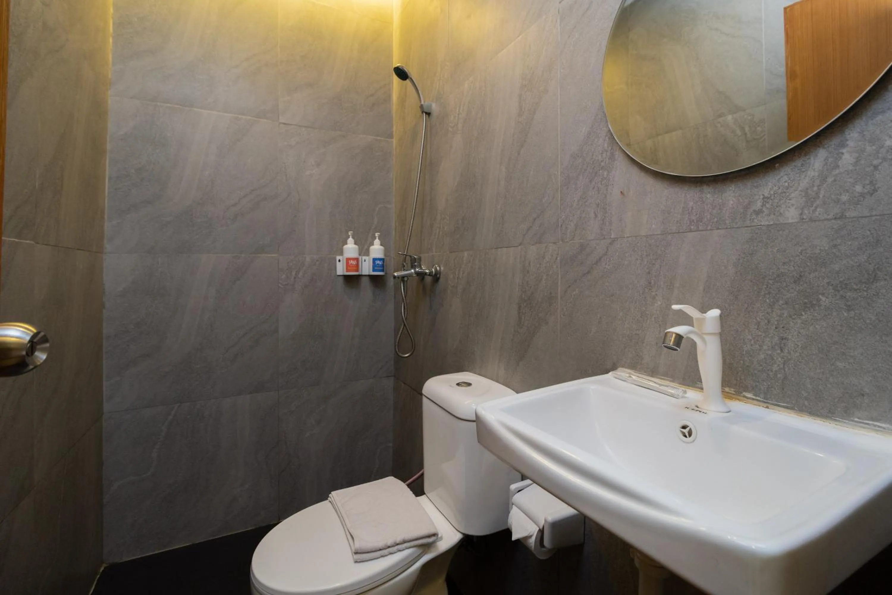 Bathroom in Sans Hotel Suryakencana Bogor