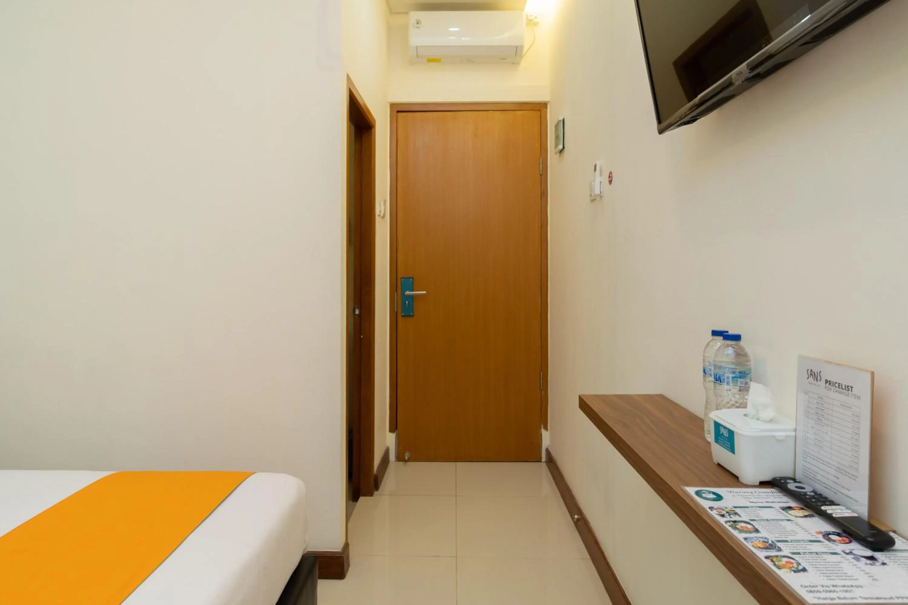 hair dresser, Bed in Sans Hotel Suryakencana Bogor