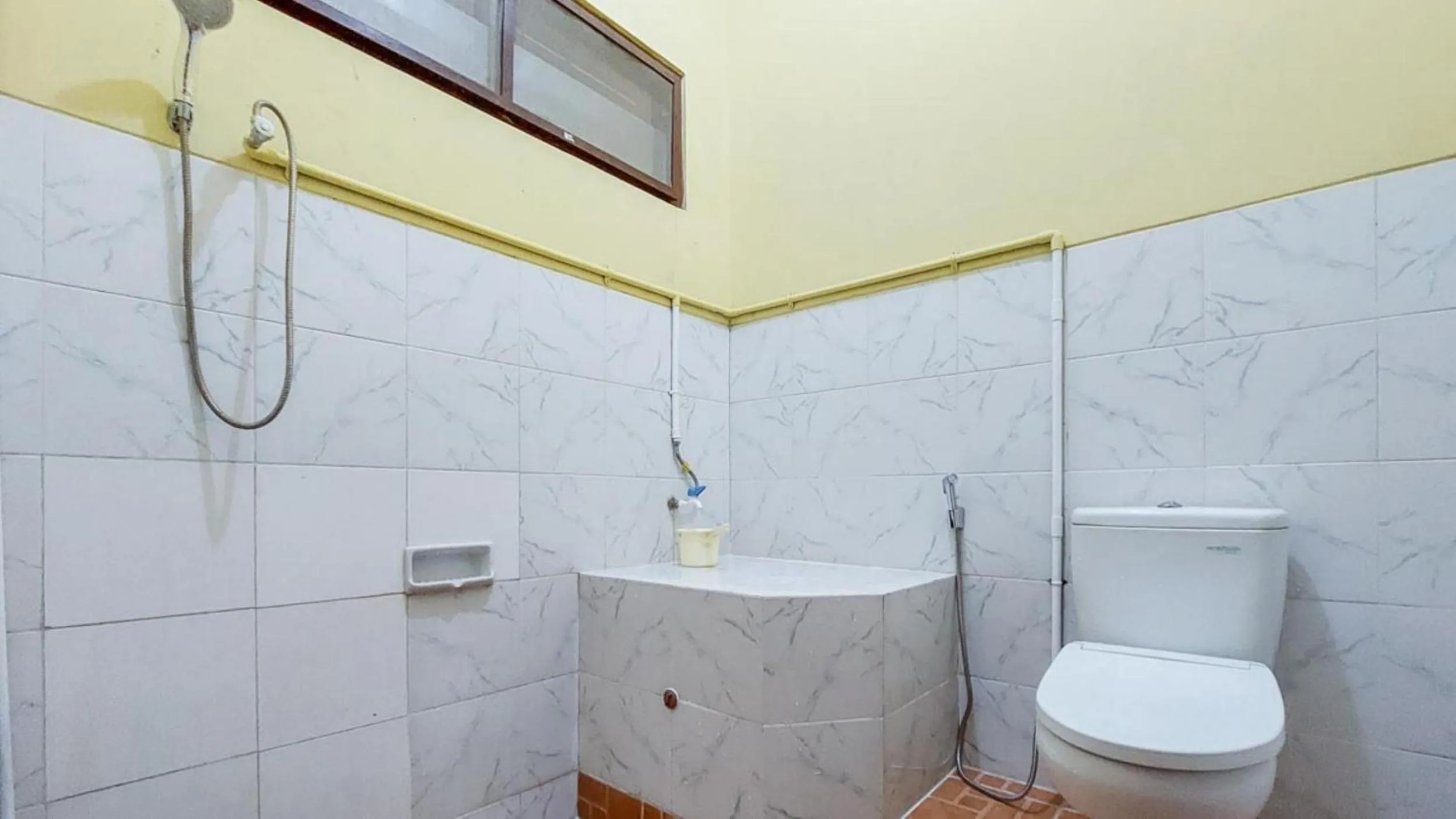 Bathroom in Hotel Shinta 2 near Alun Alun Kertosono Mitra RedDoorz