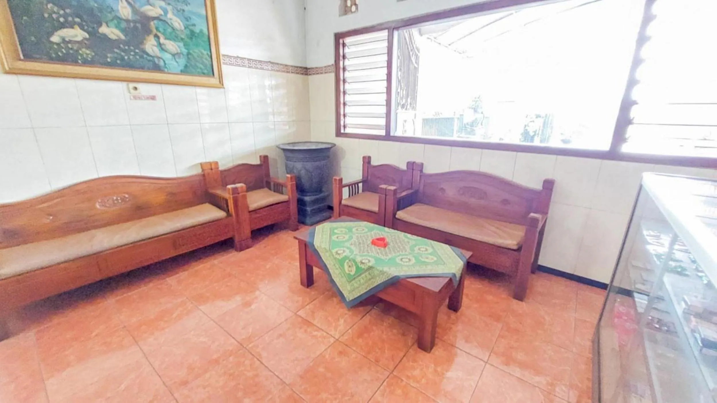 Seating area in Hotel Shinta 2 near Alun Alun Kertosono Mitra RedDoorz