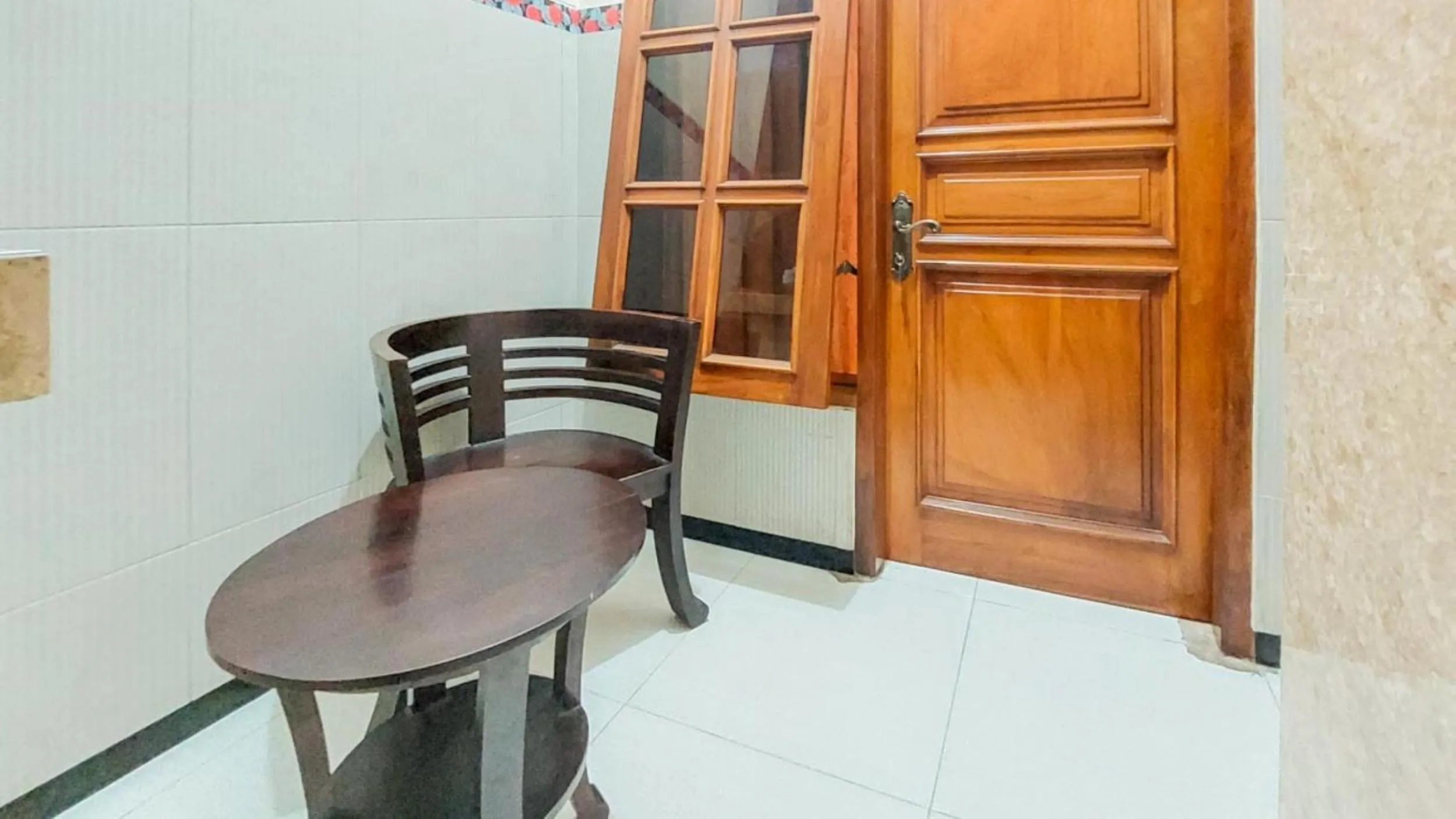 Seating area in Hotel Shinta 2 near Alun Alun Kertosono Mitra RedDoorz