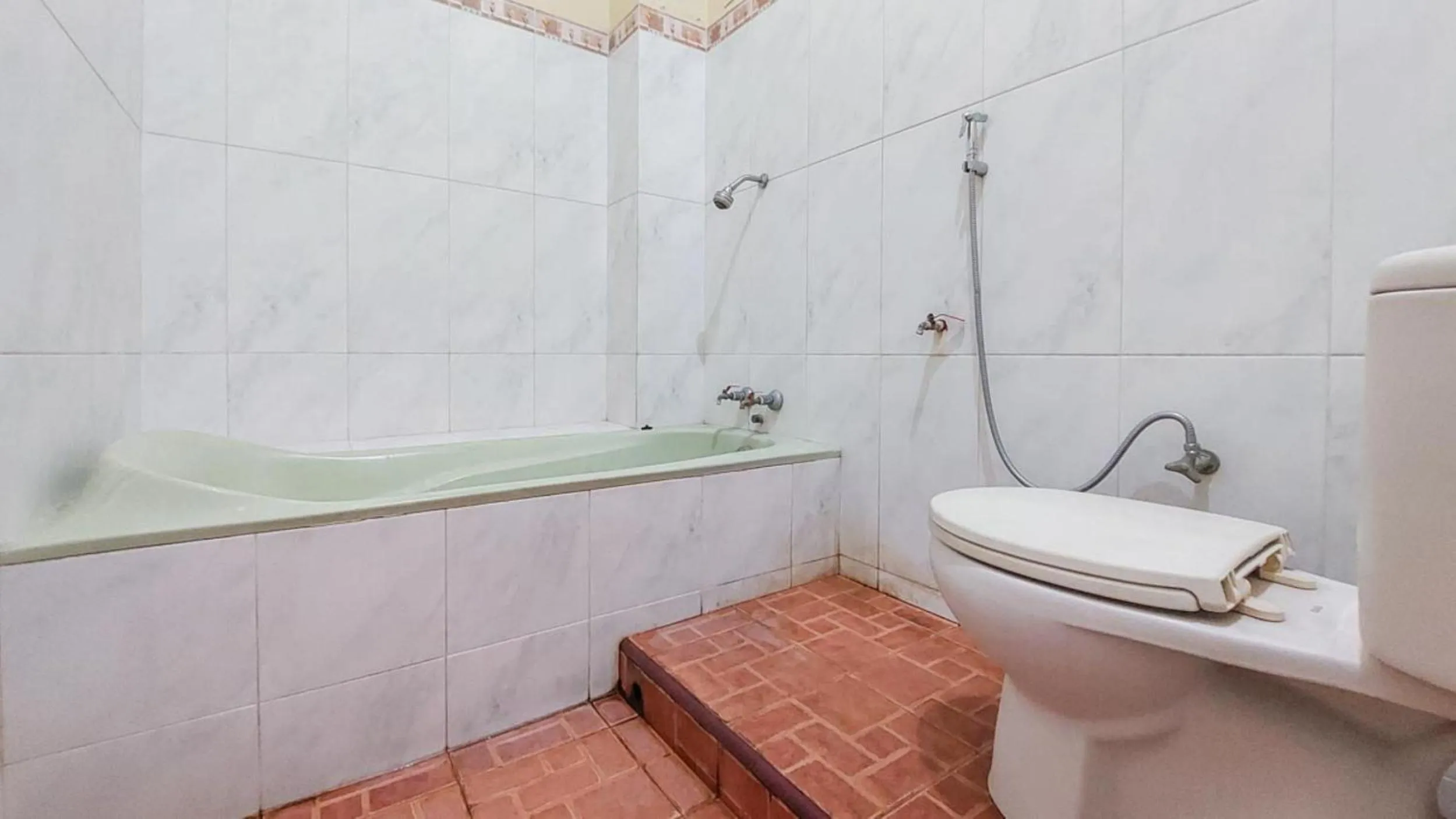 Bathroom in Hotel Shinta 2 near Alun Alun Kertosono Mitra RedDoorz