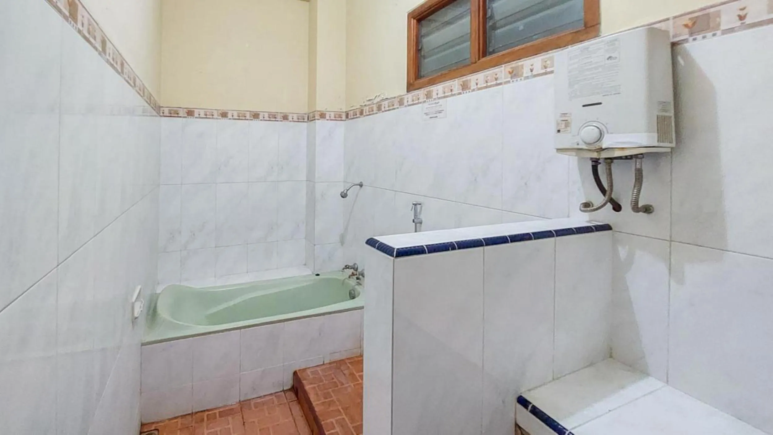 Bathroom in Hotel Shinta 2 near Alun Alun Kertosono Mitra RedDoorz