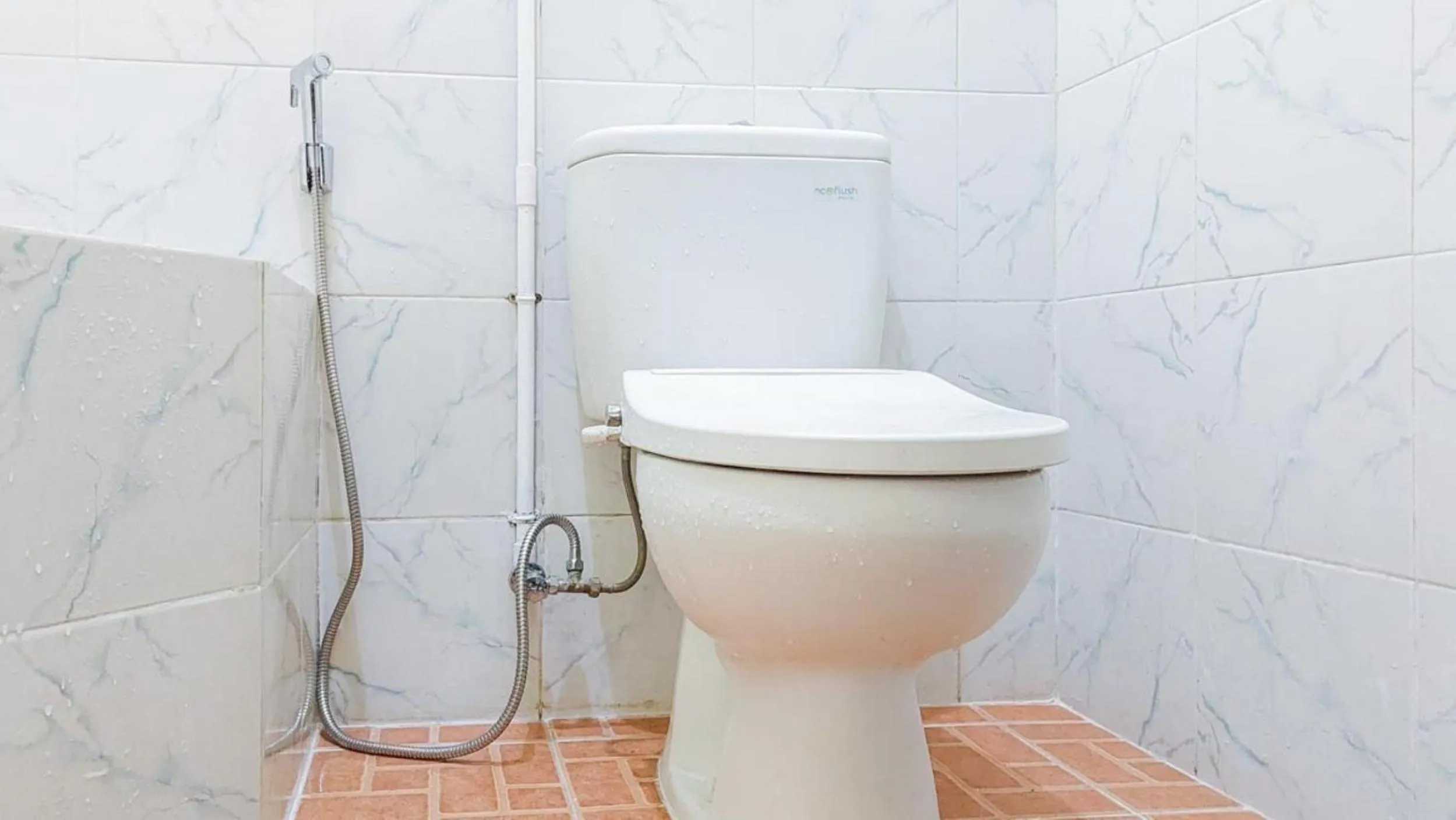 Bathroom in Hotel Shinta 2 near Alun Alun Kertosono Mitra RedDoorz