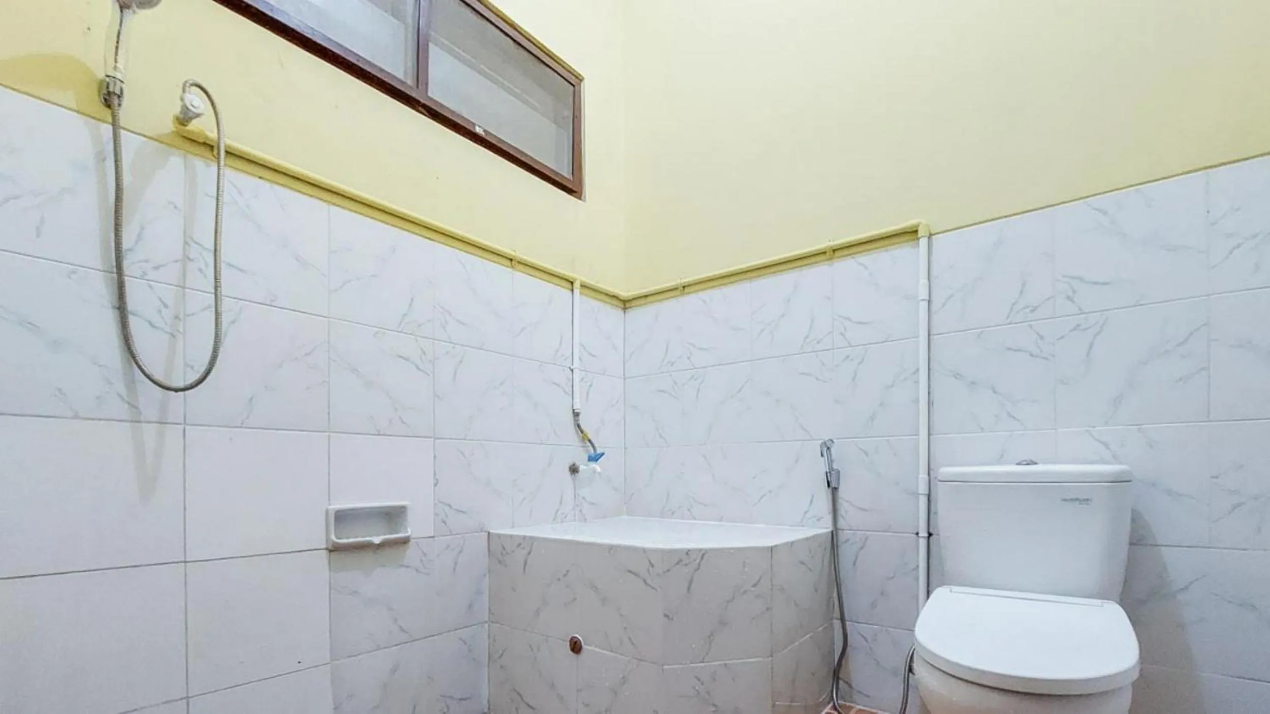 Bathroom in Hotel Shinta 2 near Alun Alun Kertosono Mitra RedDoorz