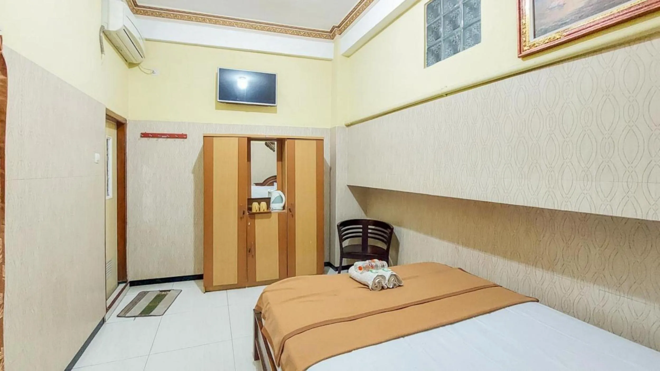 Bedroom, Bed in Hotel Shinta 2 near Alun Alun Kertosono Mitra RedDoorz