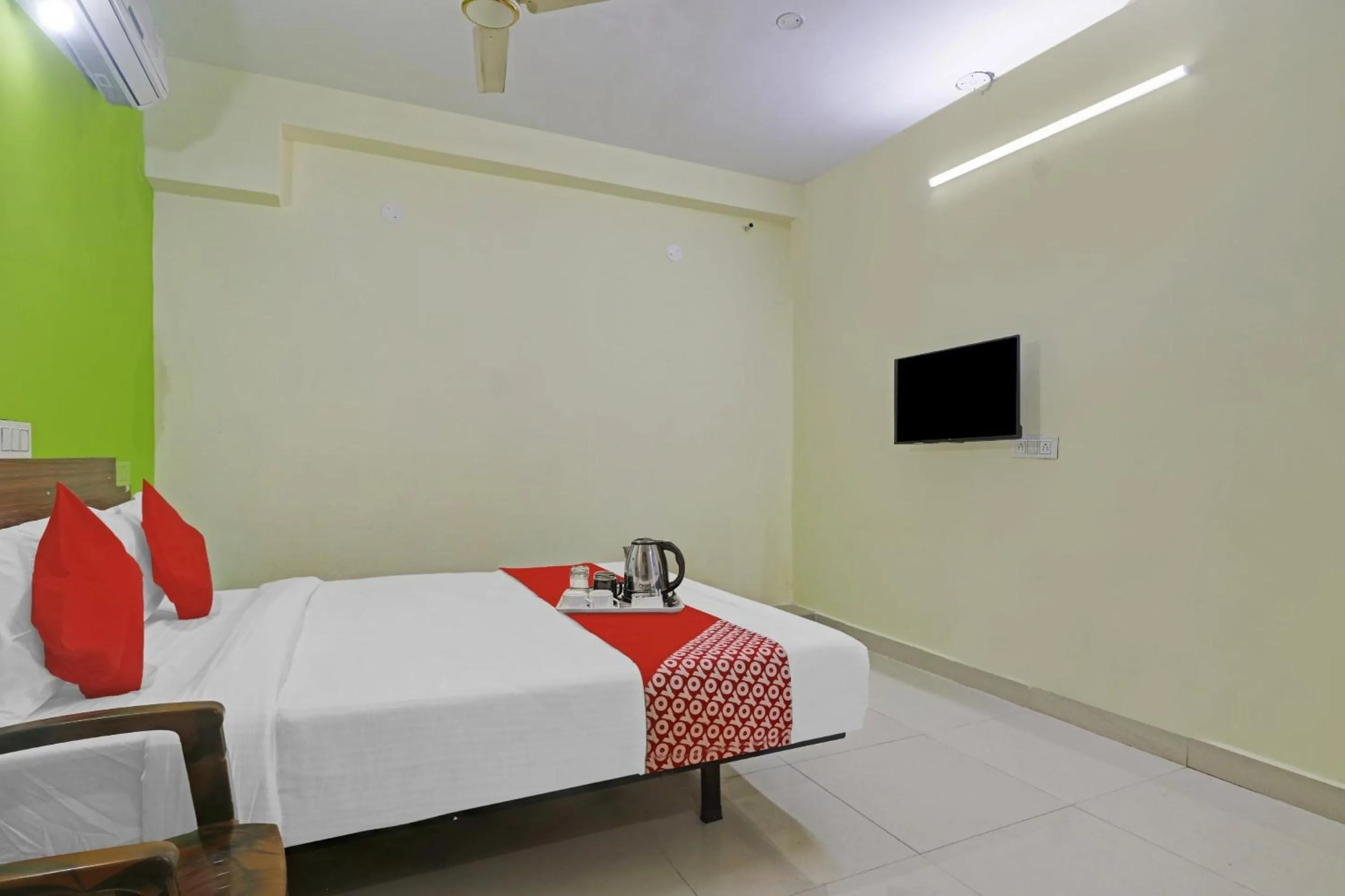 Bedroom, Bed in Super Hotel O Dk Reddy Square