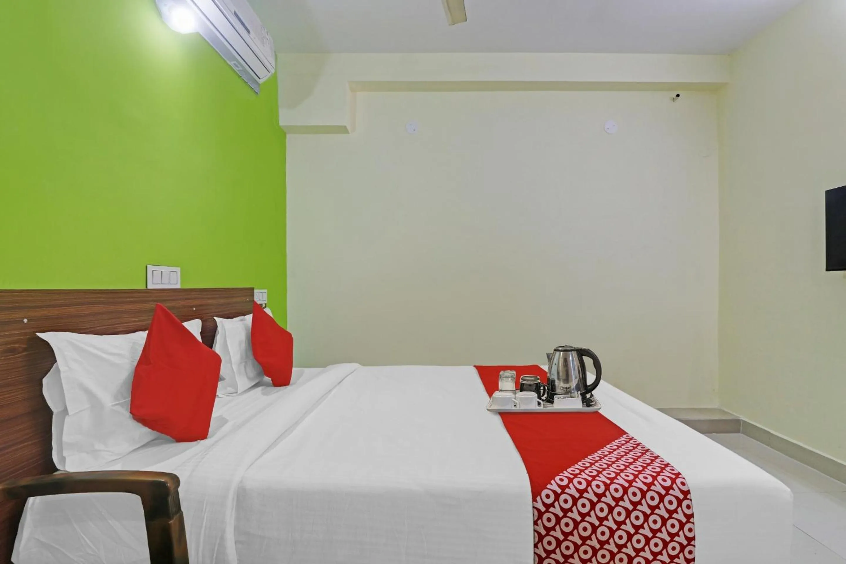 Bedroom, Bed in Super Hotel O Dk Reddy Square