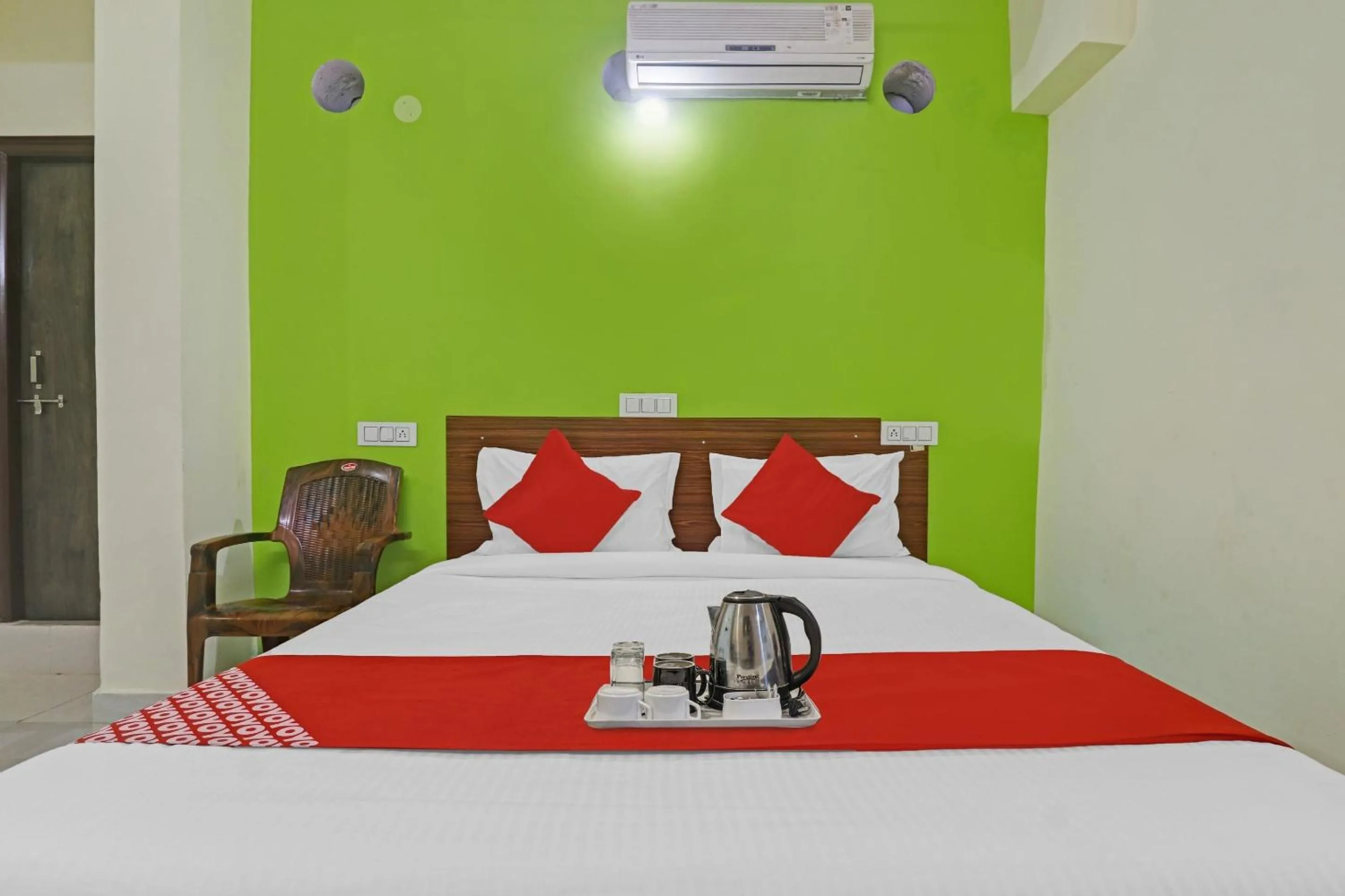 Bedroom, Bed in Super Hotel O Dk Reddy Square