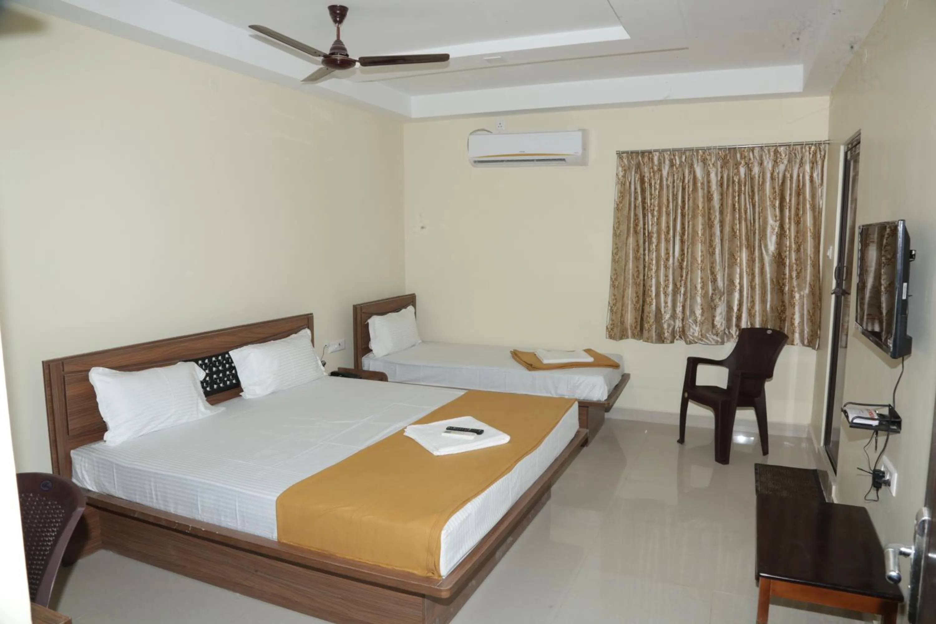 Bed in Santhosh Inn