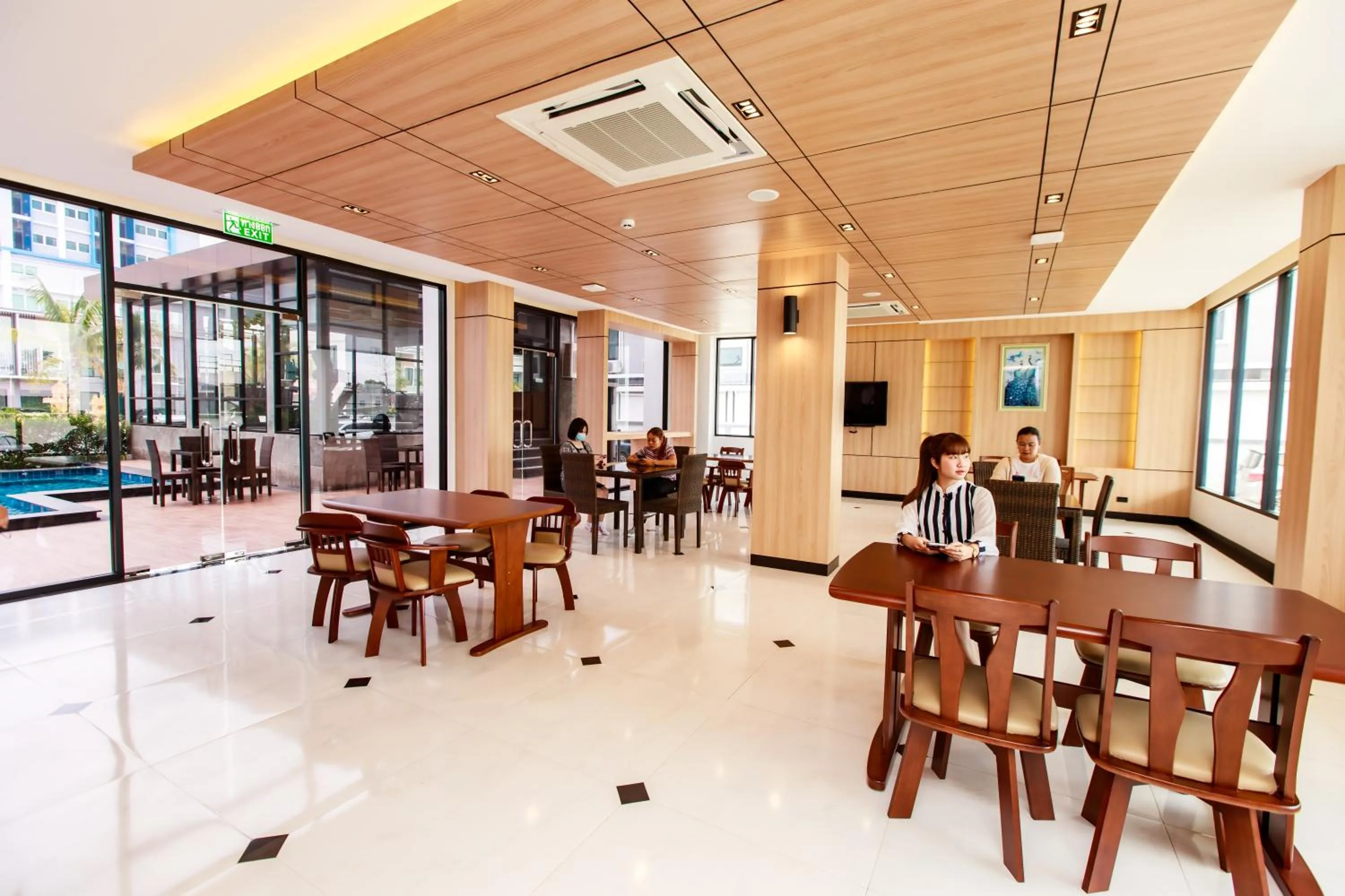 Restaurant/places to eat in Siri Hotel Lumphun