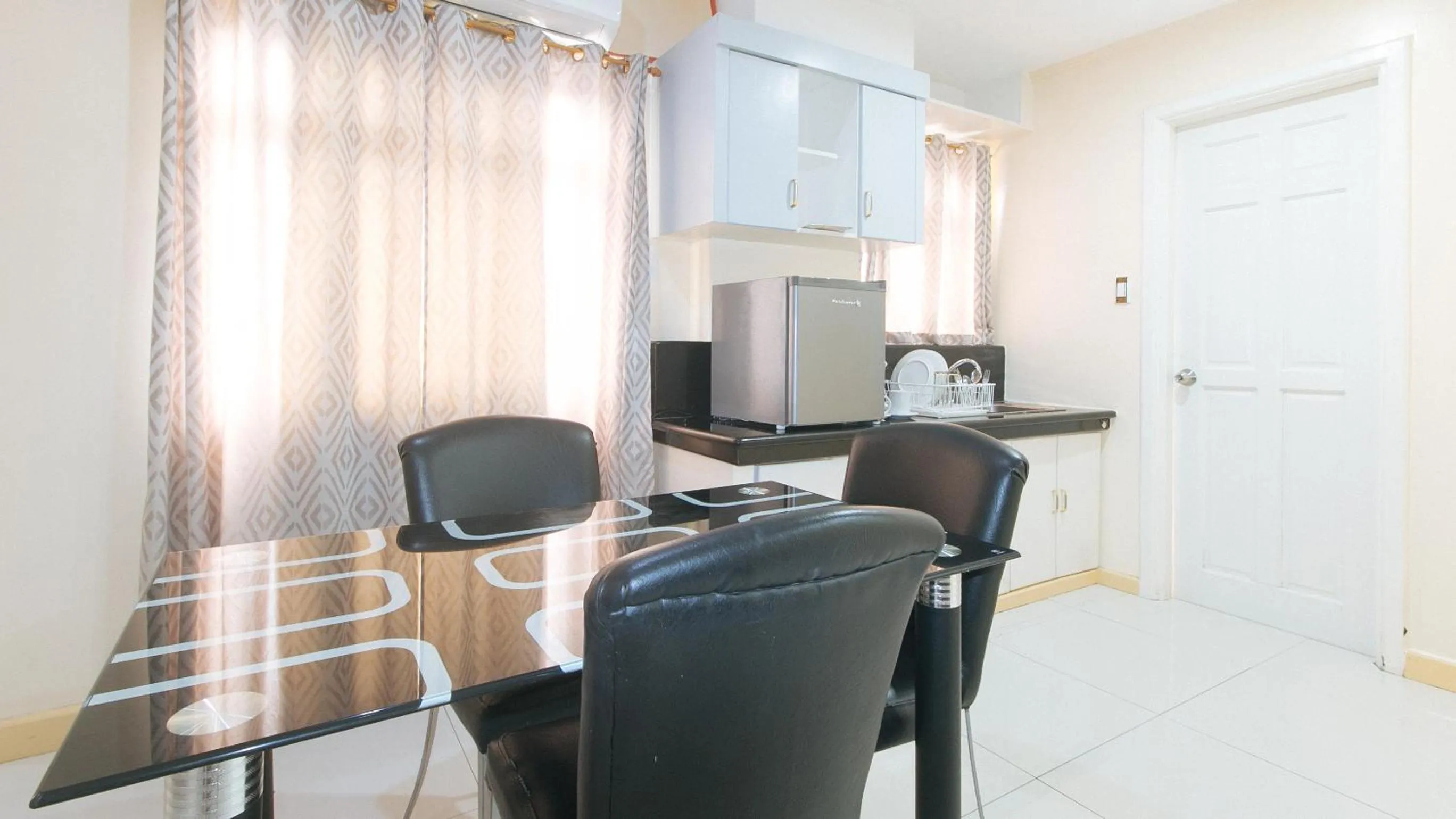 Kitchen or kitchenette in 153 Silverio Suites Betterliving Paranaque