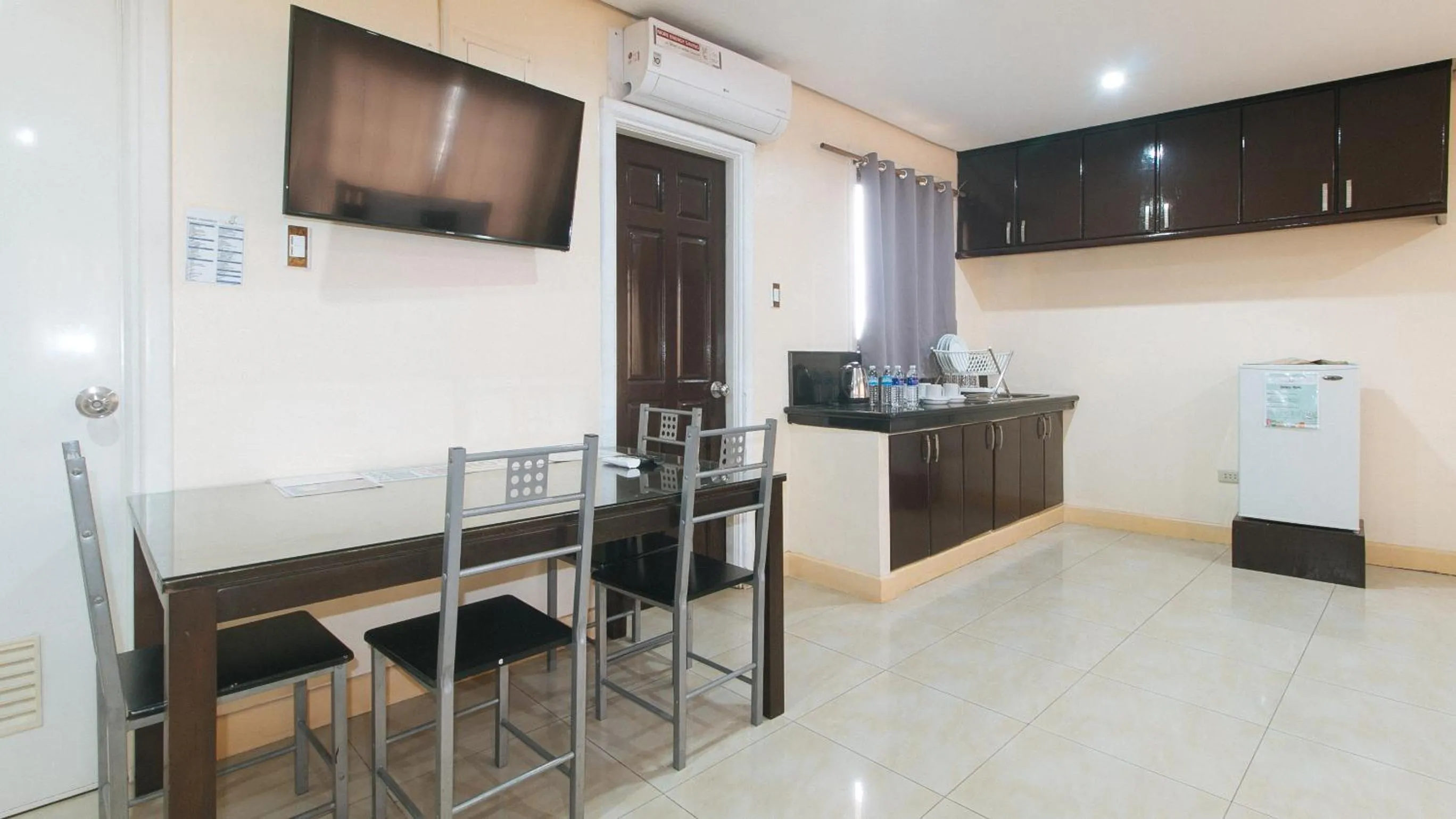 TV and multimedia in 153 Silverio Suites Betterliving Paranaque