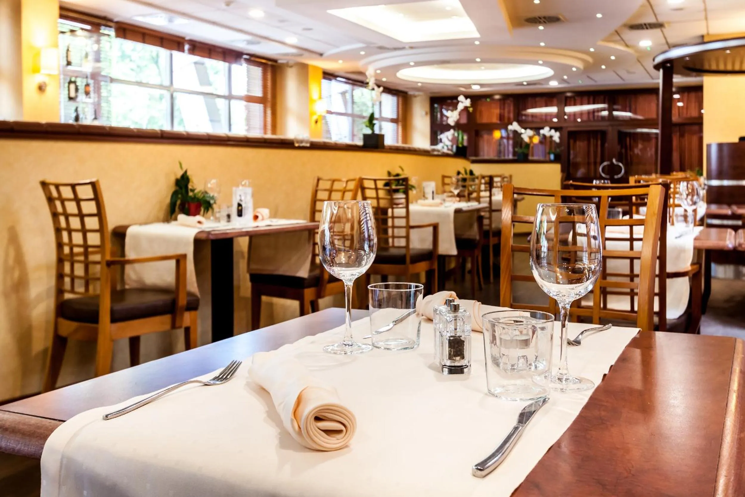 Restaurant/places to eat in Qubus Hotel Legnica