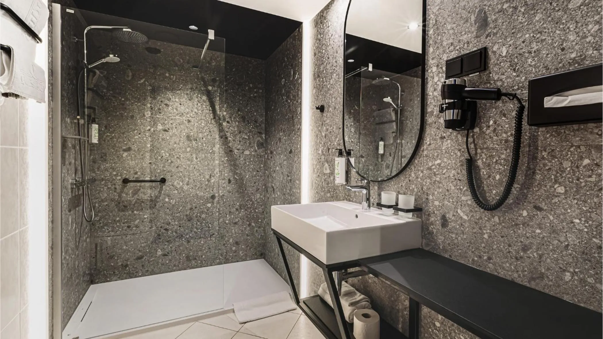 Shower in Qubus Hotel Legnica