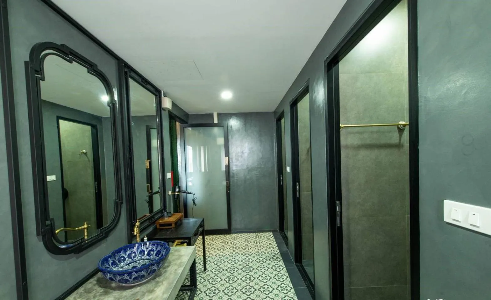 Lynlan Hostel & Cafe