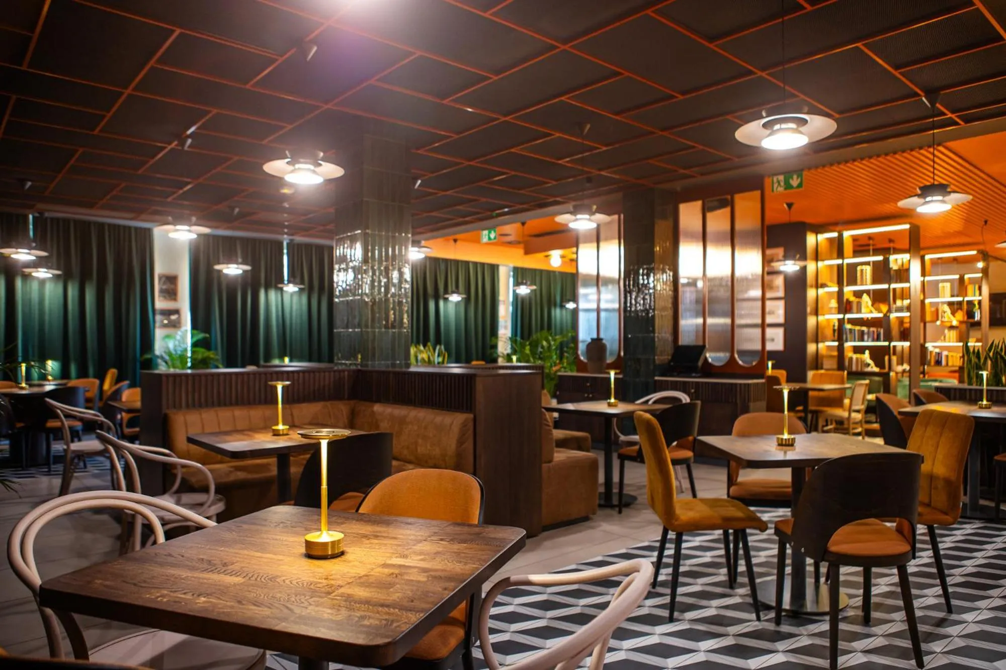 Restaurant/places to eat in Gold Hotel