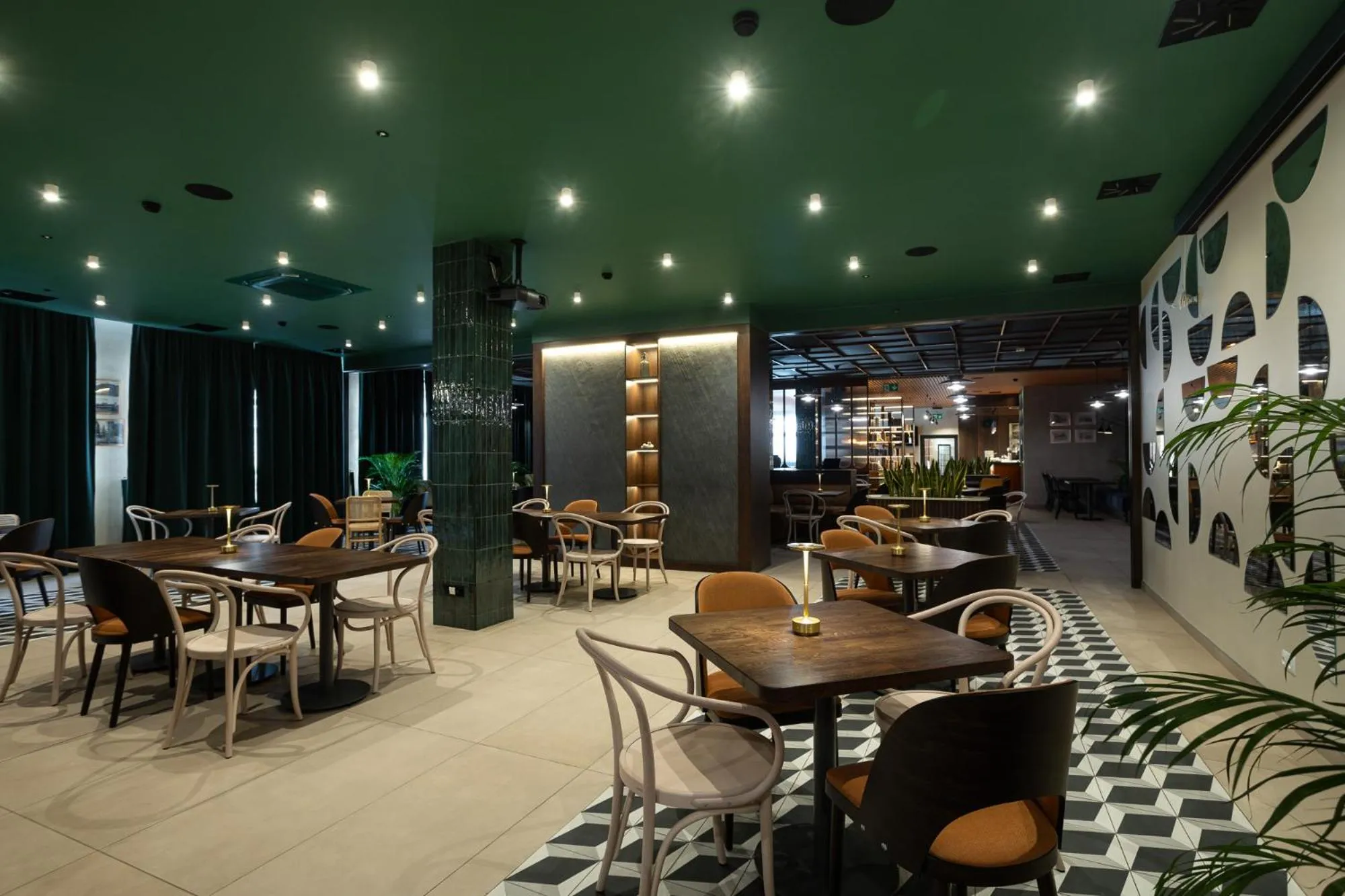 Restaurant/places to eat in Gold Hotel