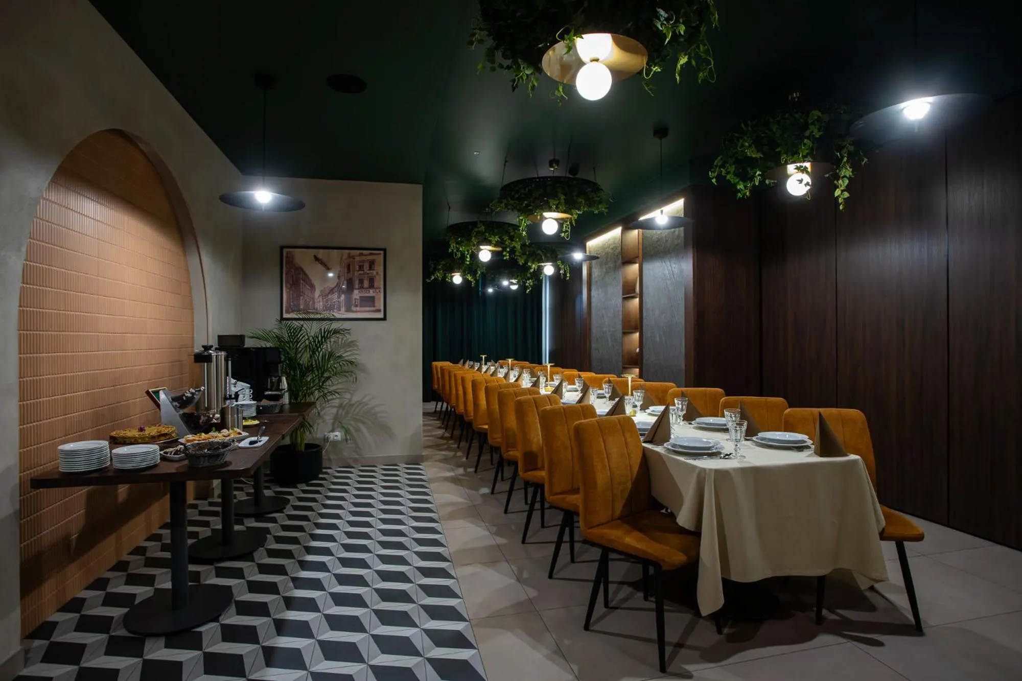 Restaurant/places to eat in Gold Hotel