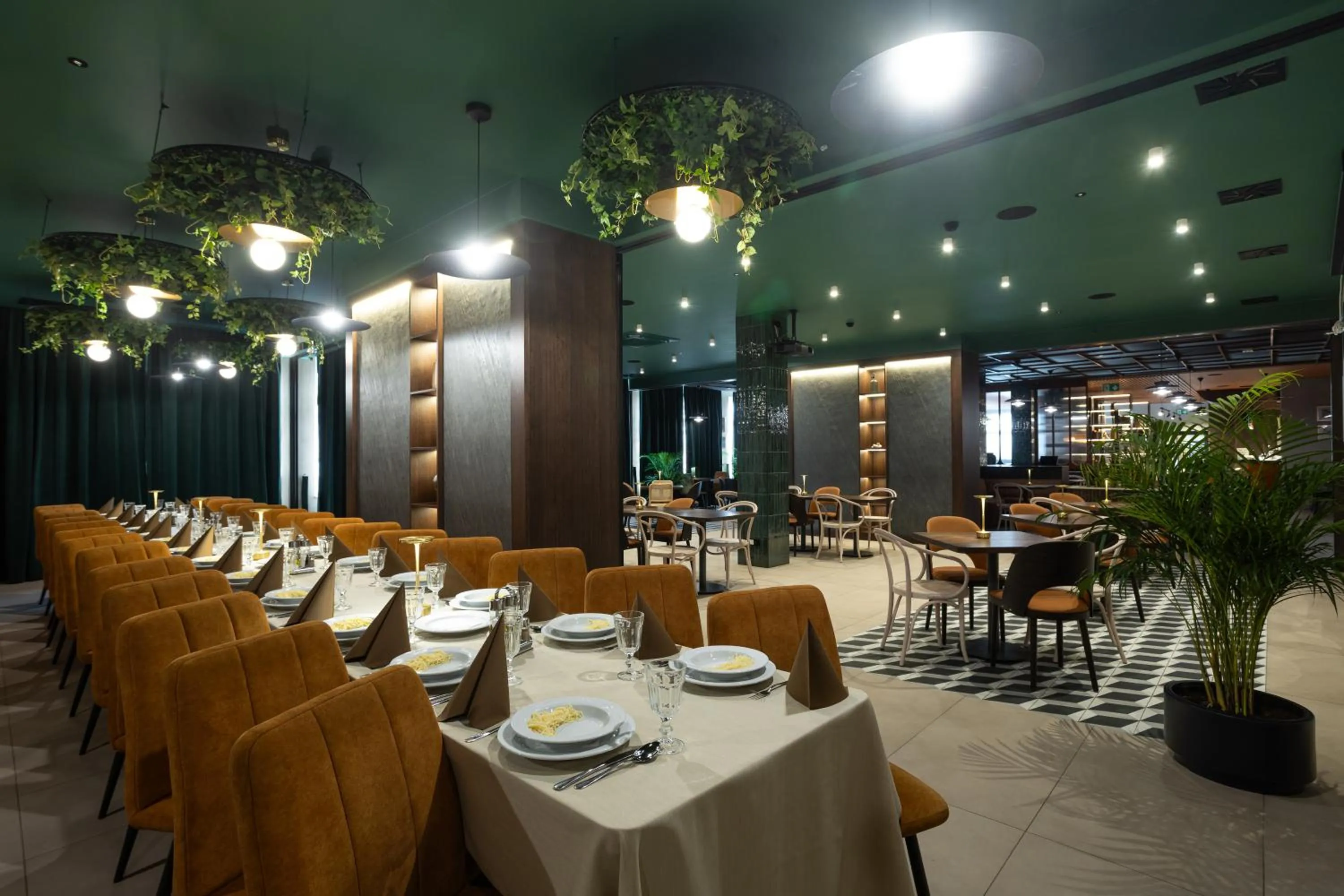 Restaurant/places to eat in Gold Hotel