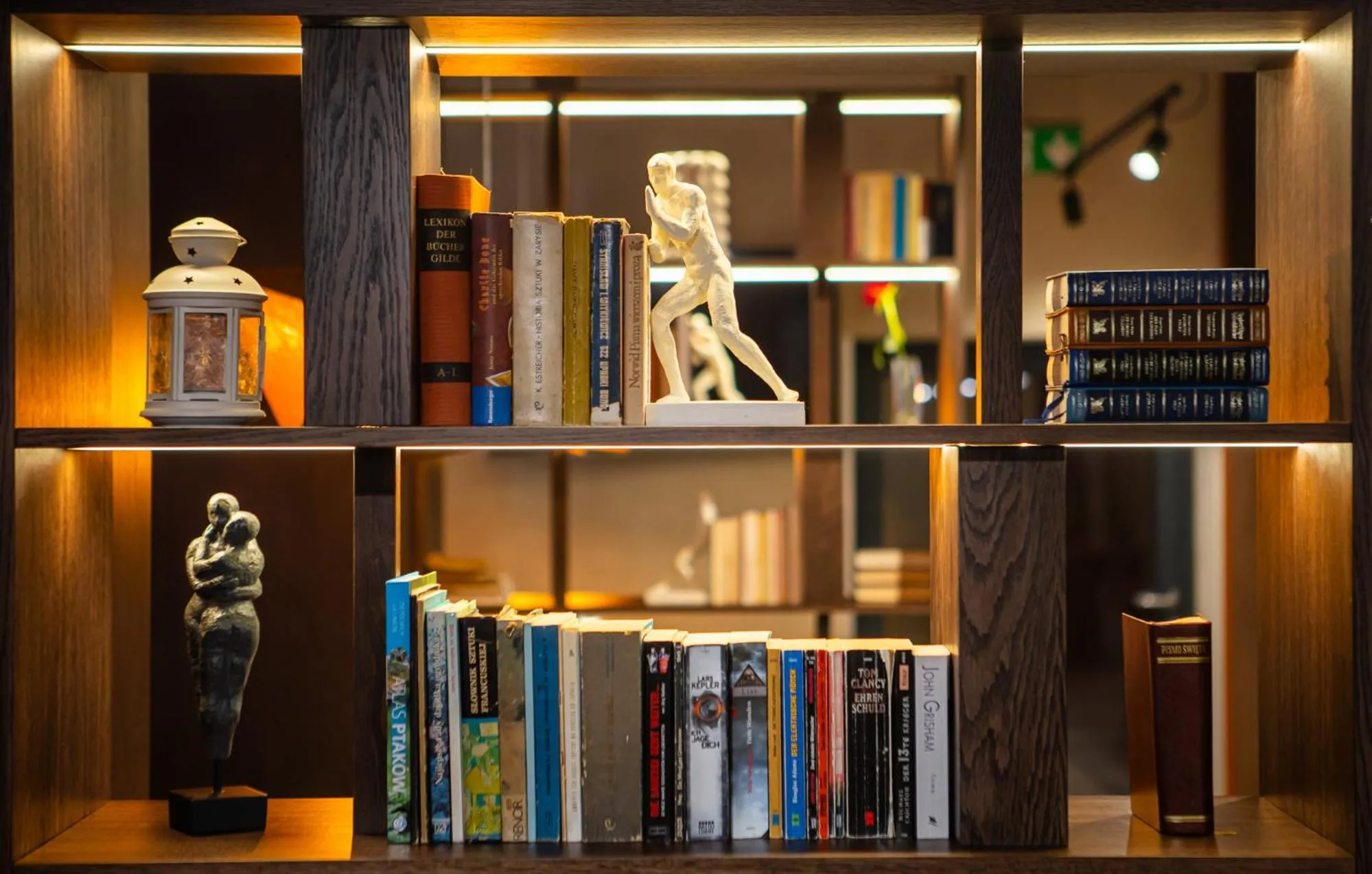 Restaurant/places to eat in Gold Hotel