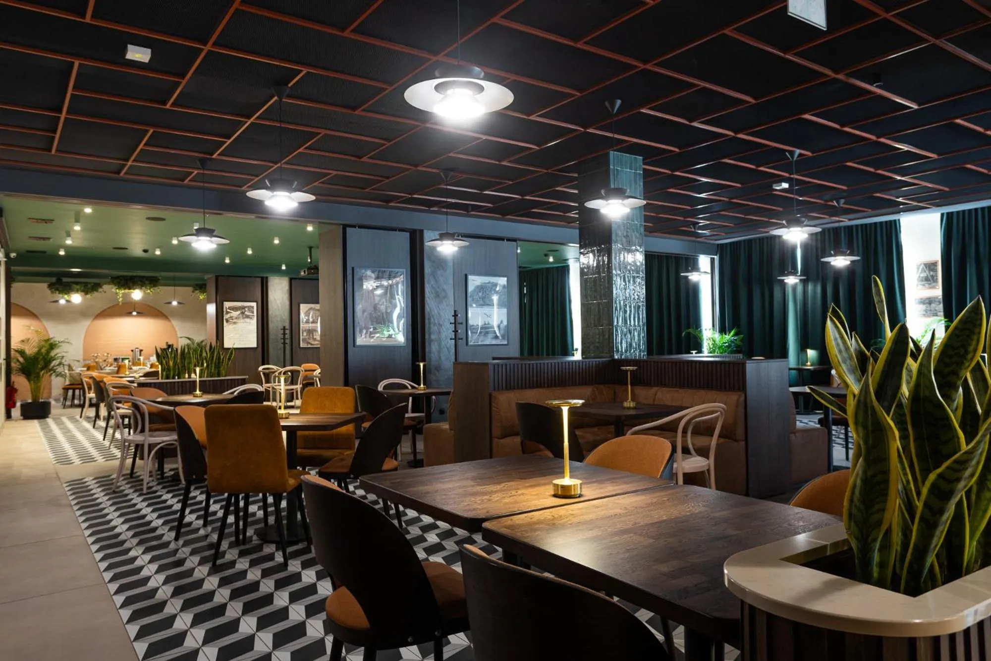 Restaurant/places to eat in Gold Hotel