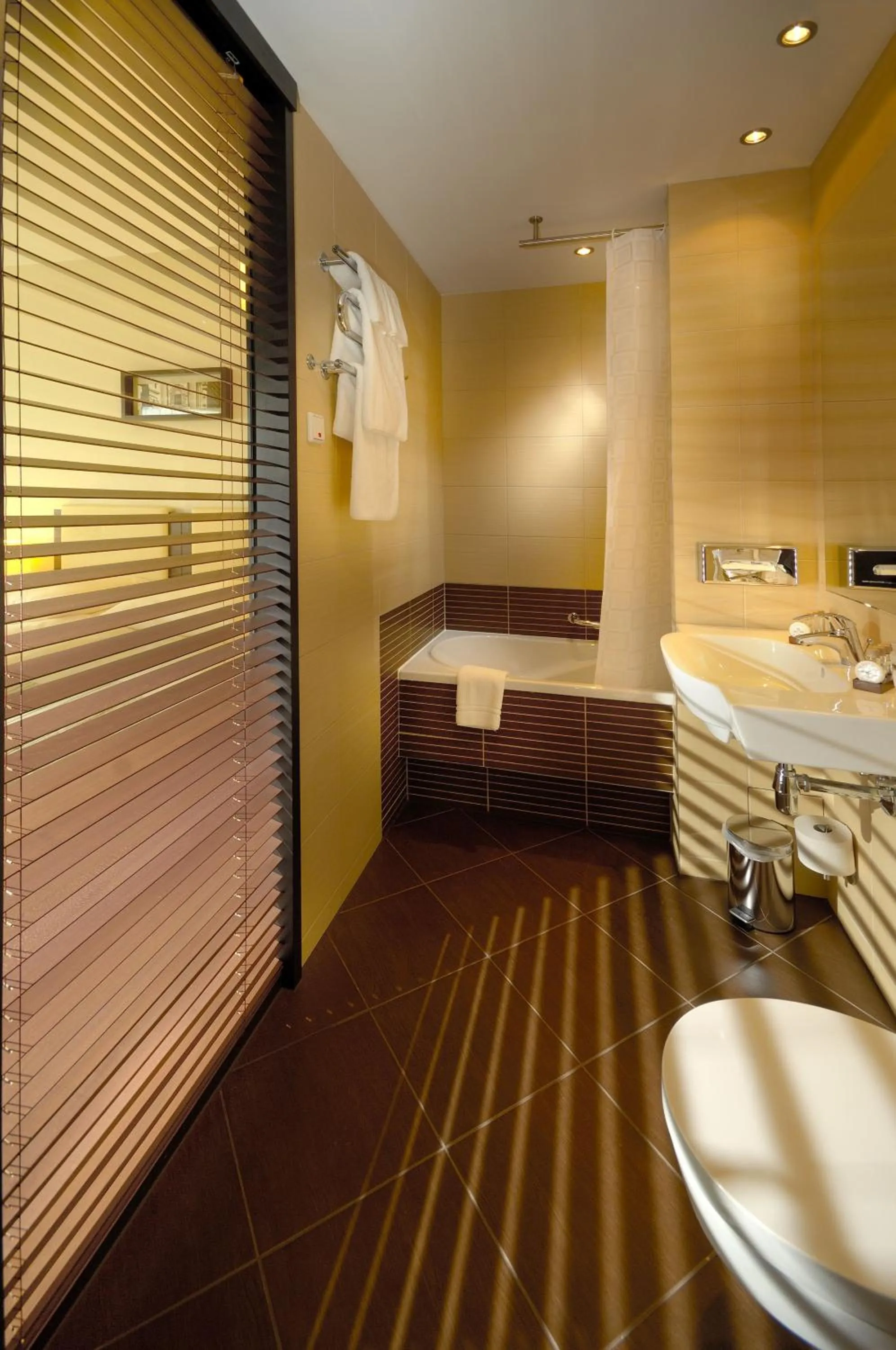 Bathroom, Bed in Qubus Hotel Łódź