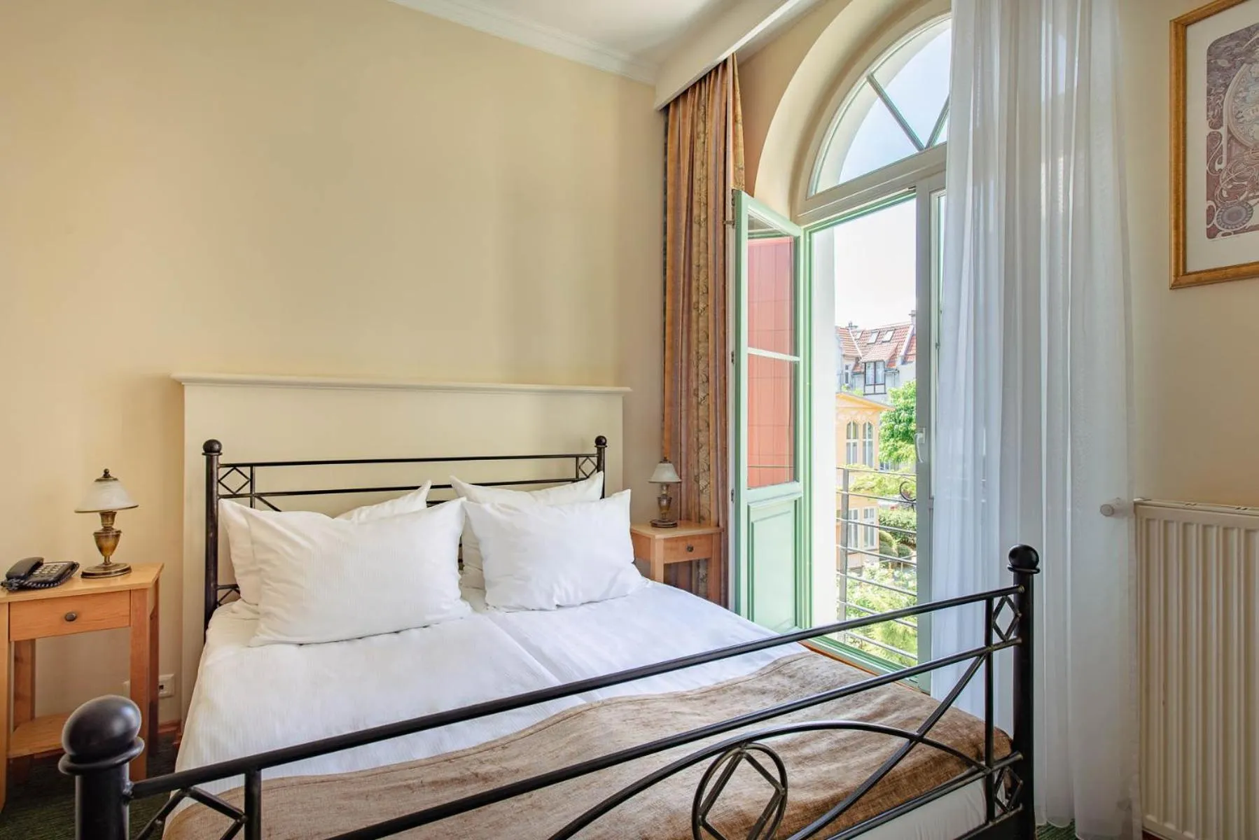 Bed in Villa Sedan - Destigo Hotels