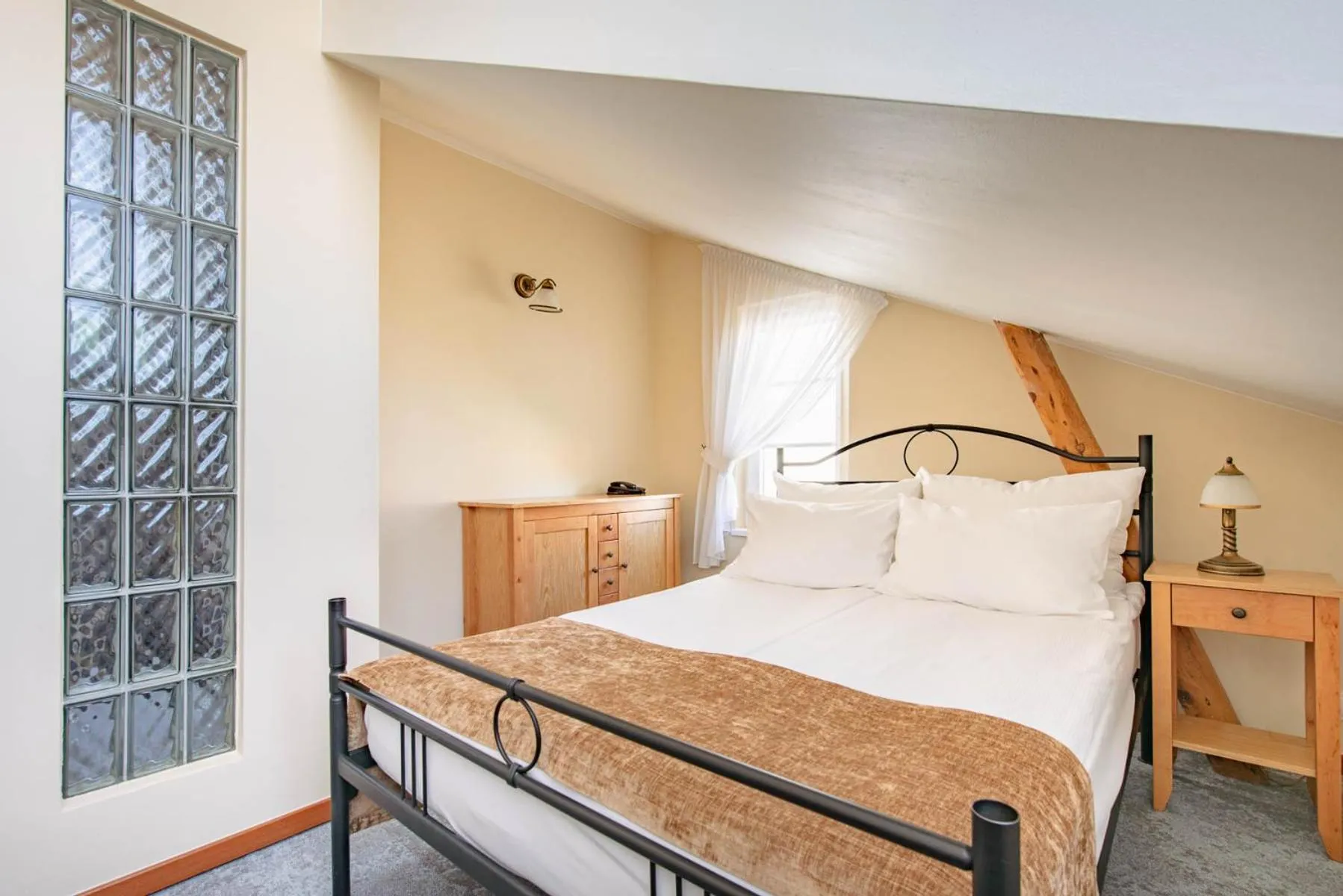 Bed in Villa Sedan - Destigo Hotels