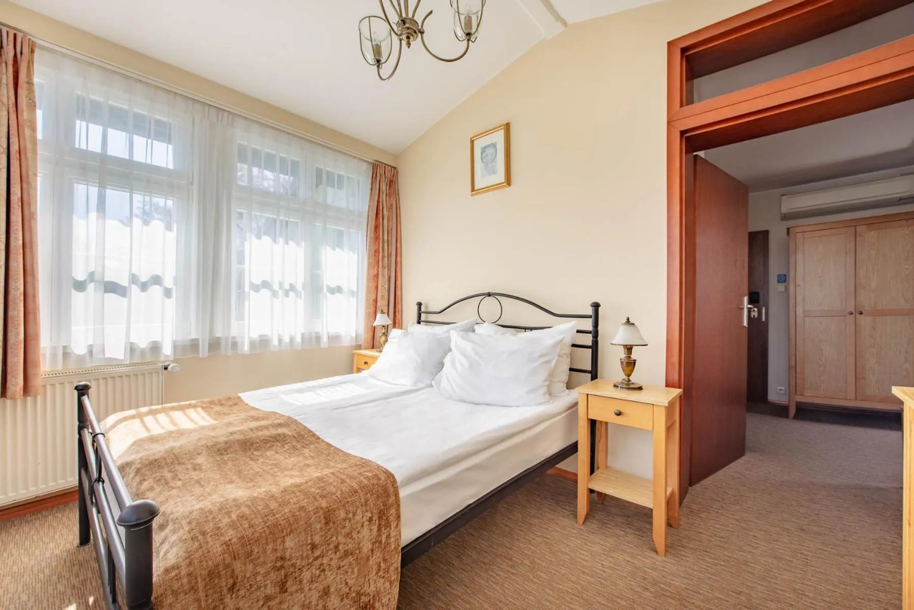 furniture, Bed in Villa Sedan - Destigo Hotels