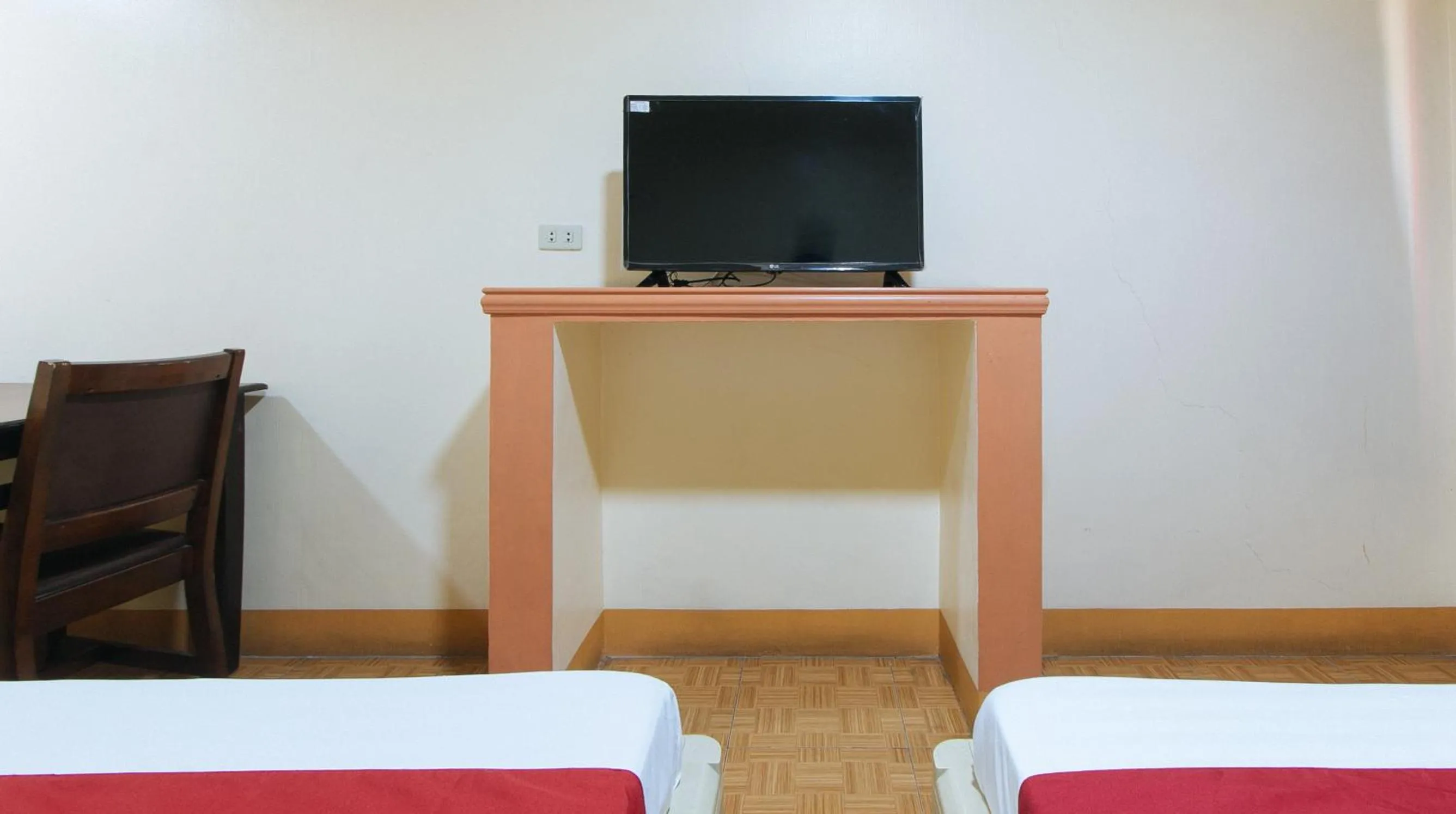 TV and multimedia, Bed in RedDoorz @ Golden Victory Hotel Mabalacat Pampanga