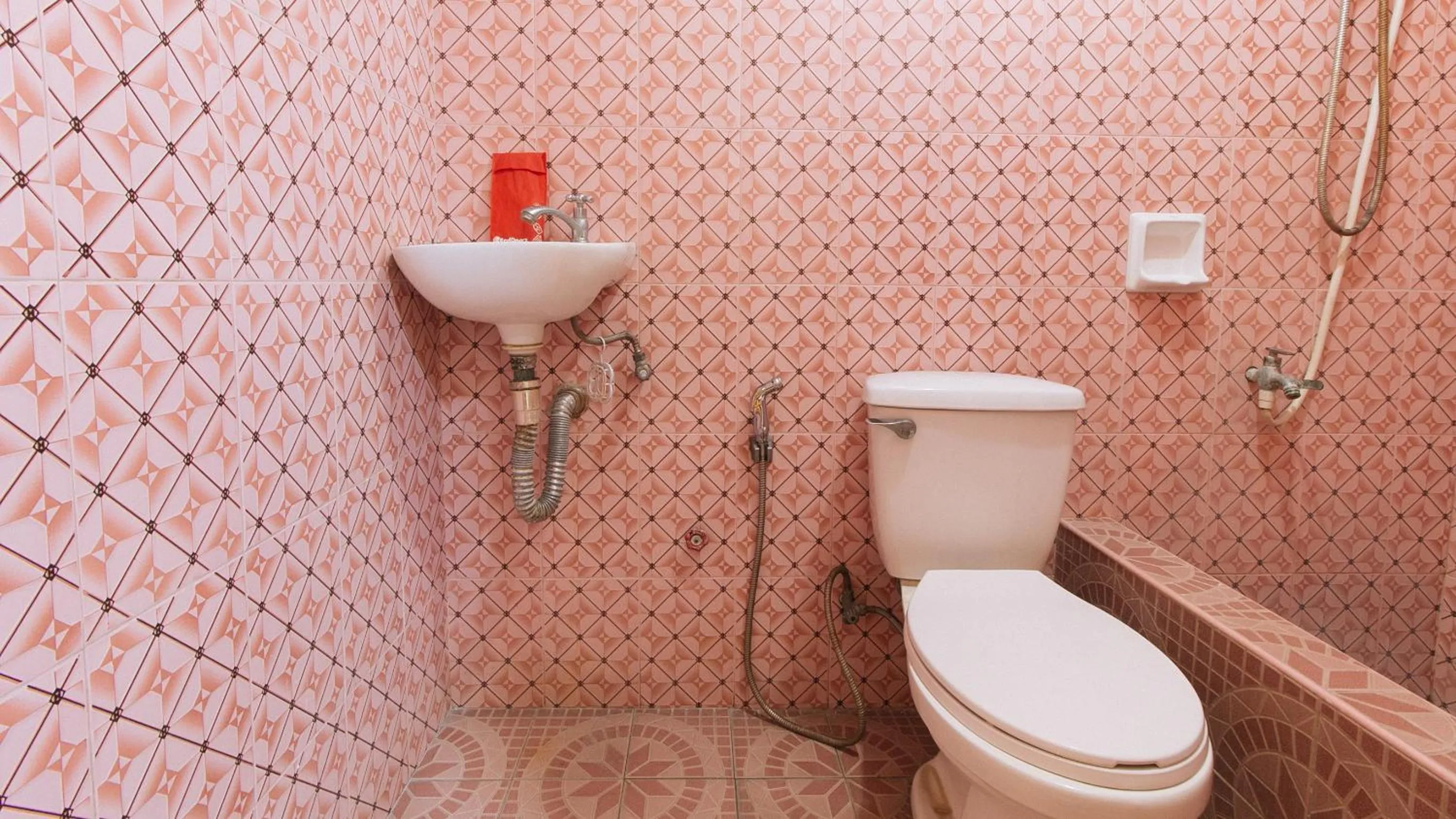 Shower in RedDoorz @ Golden Victory Hotel Mabalacat Pampanga