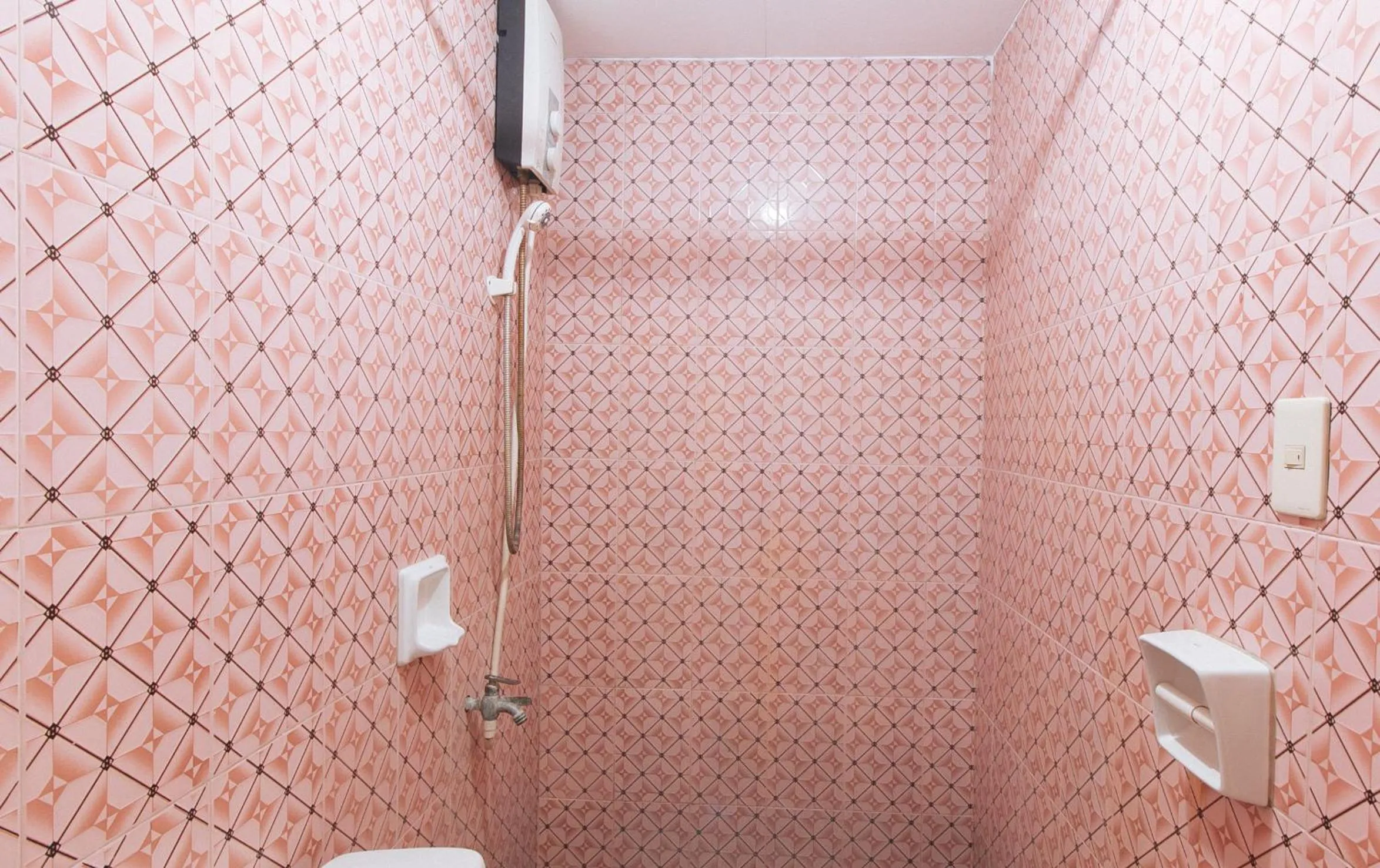 Shower in RedDoorz @ Golden Victory Hotel Mabalacat Pampanga