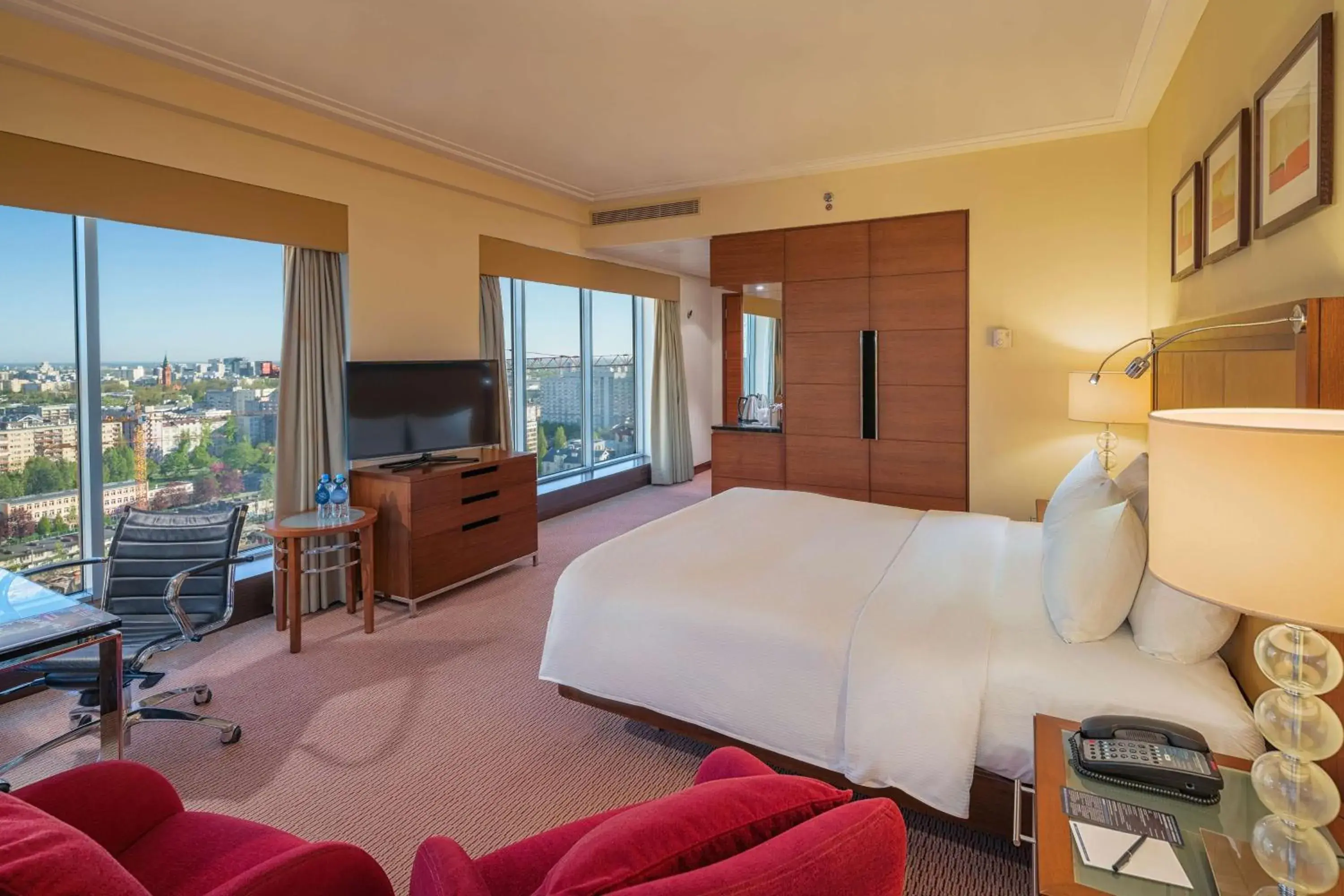 Deluxe Corner King Room in Hilton Warsaw City Hotel Deluxe Corner King Room in Hilton Warsaw City Hotel